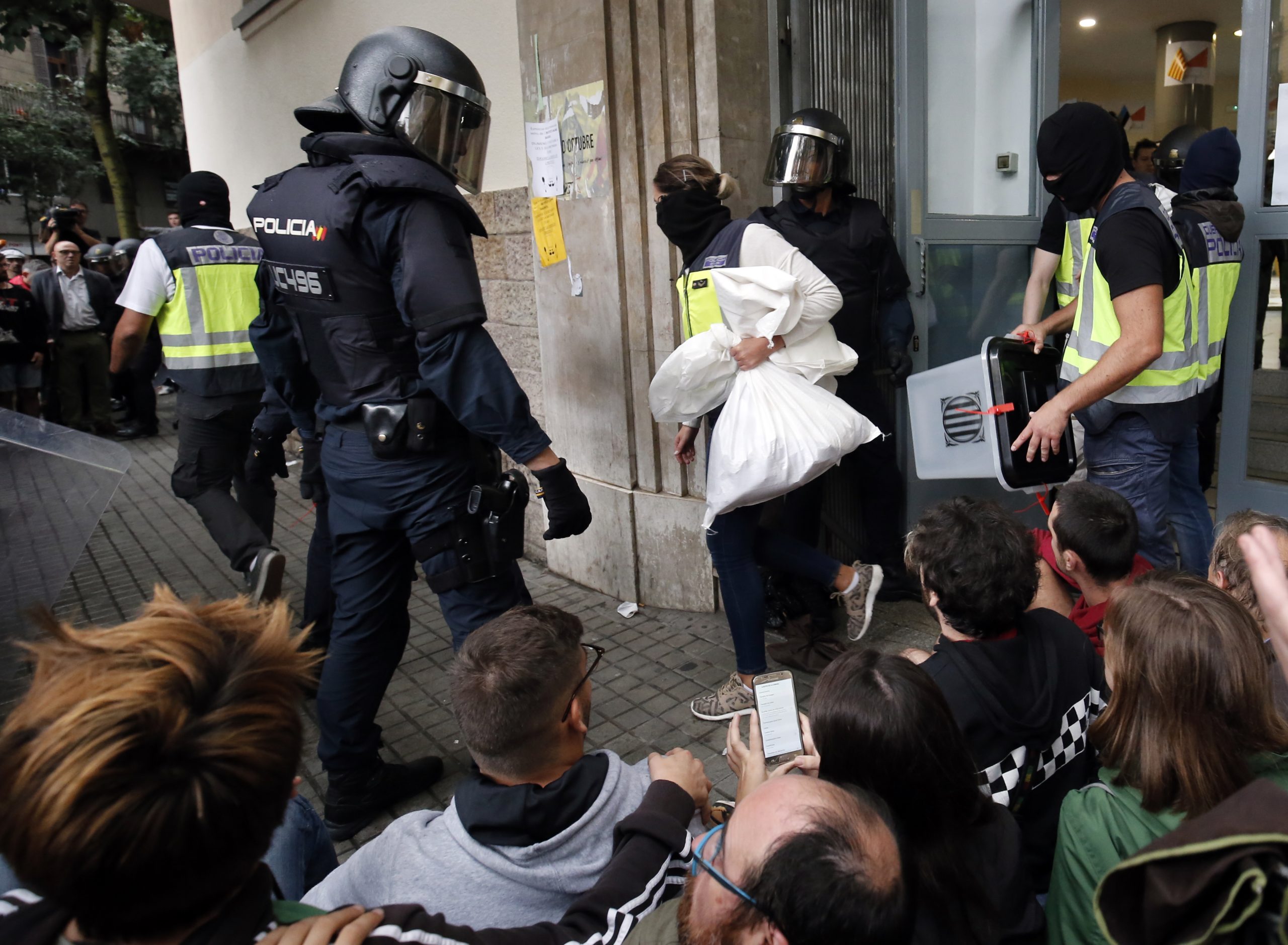 Catalunha: Feridos em Tarragona após carga policial, balas de borracha disparadas em Barcelona