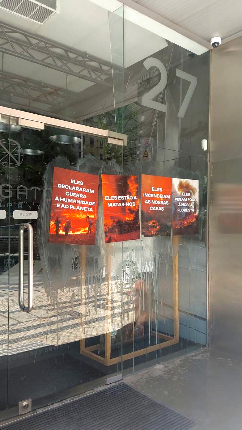 Climáximo cola imagens na sede da Navigator: “A Navigator mata pessoas através dos incêndios”, diz o grupo