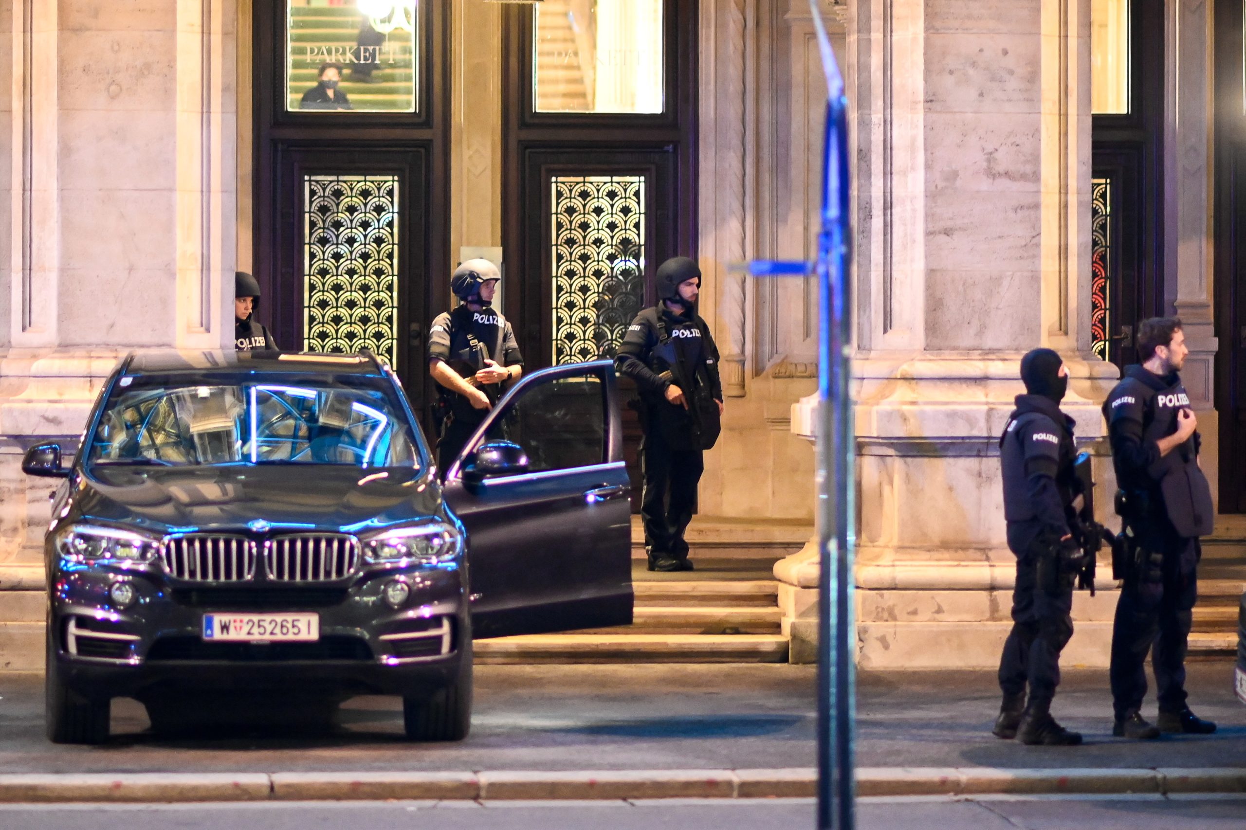 Pelo menos cinco mortos e 15 feridos em ataques no centro de Viena. Um dos atacantes era “simpatizante” do Estado Islâmico