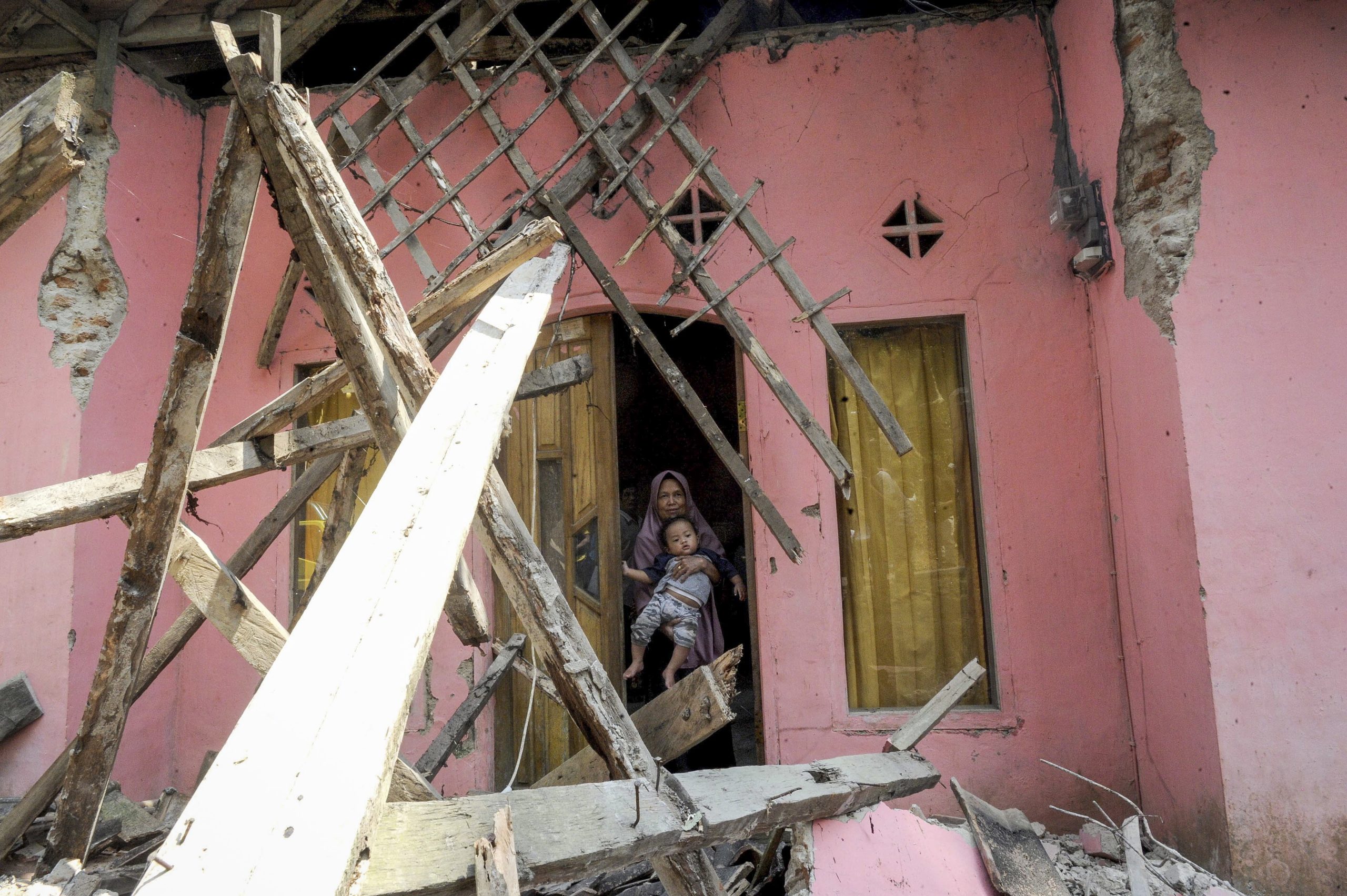 Número de mortos sobe para quatro após sismo de magnitude 6,9 na Indonésia
