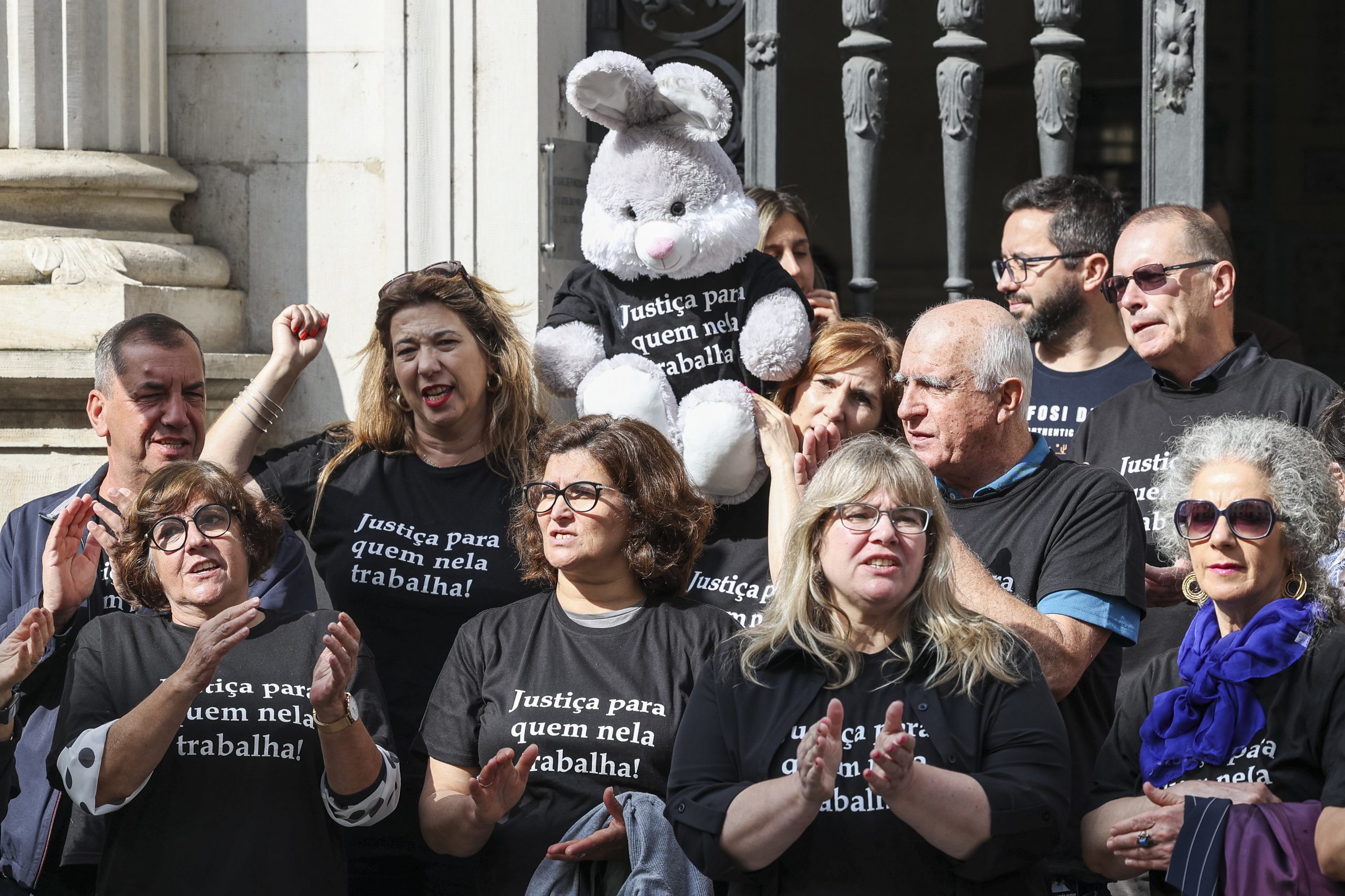 Funcionários judiciais fazem hoje greve e sindicato antecipa caos nos tribunais