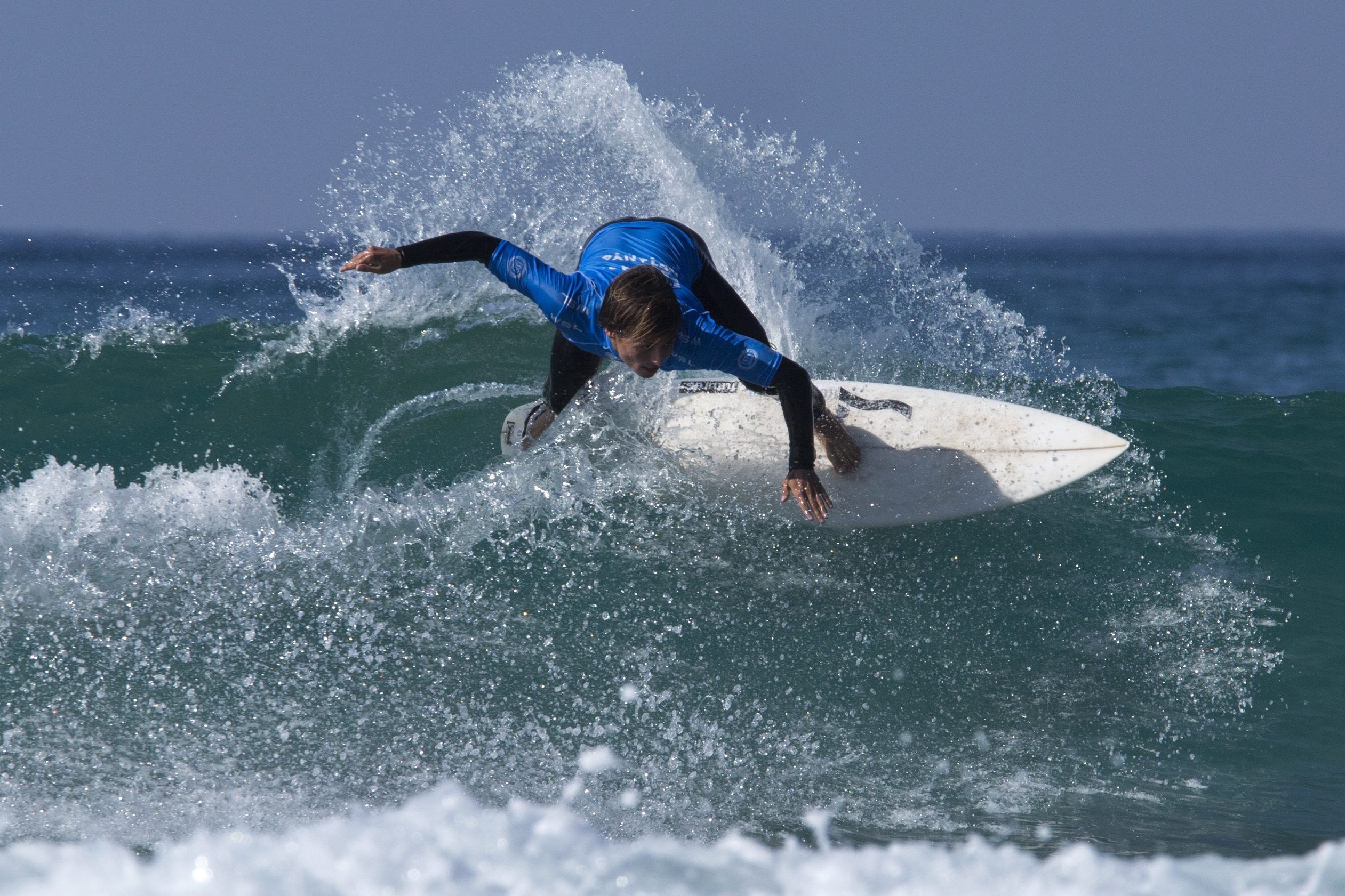 Guilherme Fonseca e ‘Kika’ Veselko avançam nas repescagens do Mundial de surf