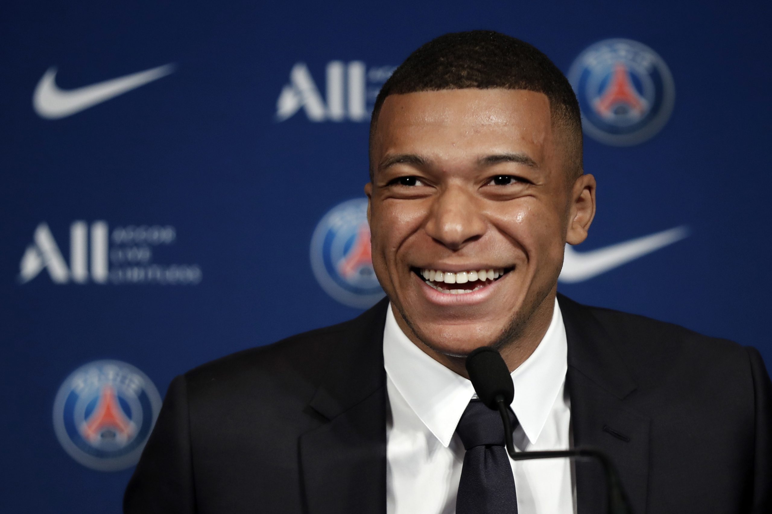 Mbappé justifica renovação com o PSG com vontade de permanecer em França