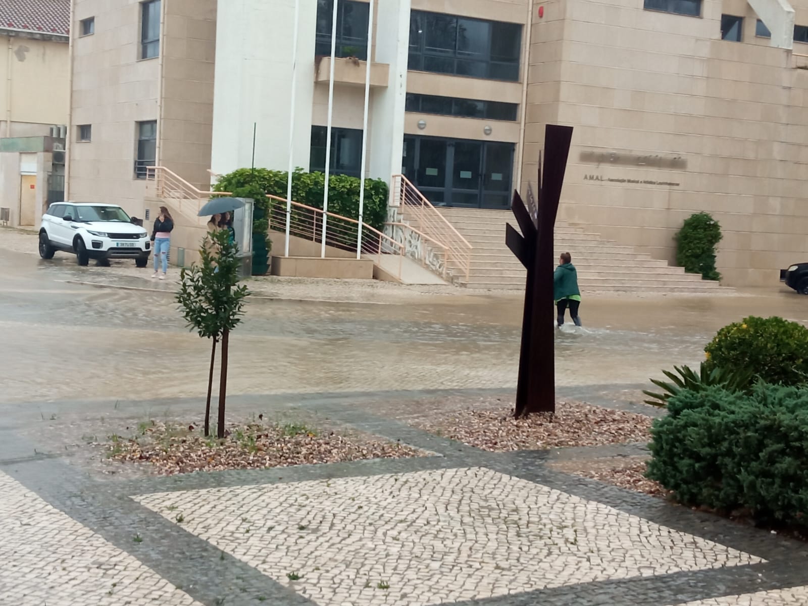 Cheias causam estragos e deixam Lourinhã quase intransitável
