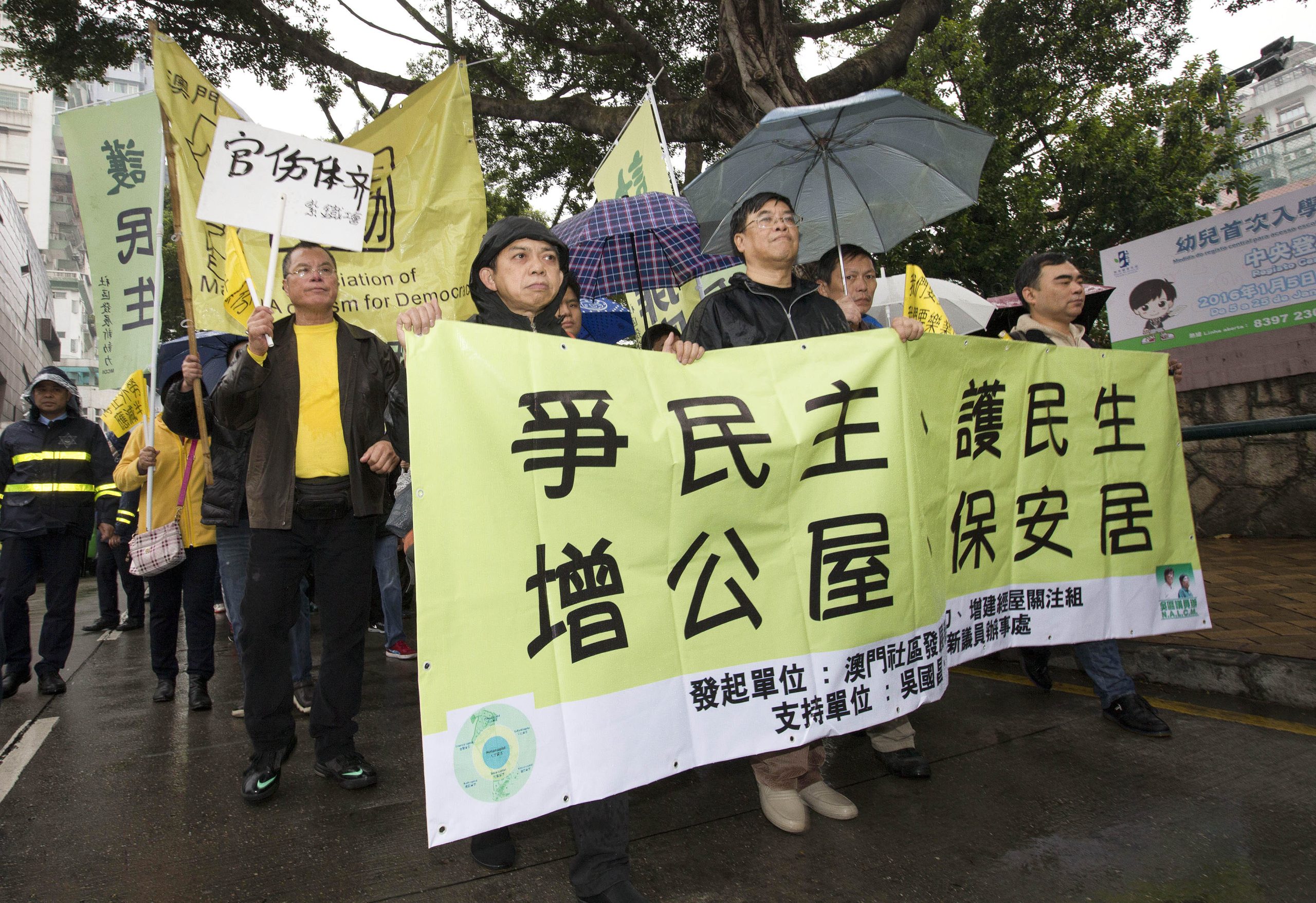 Centenas de pessoas nas ruas de Macau em protestos no Dia Nacional da China