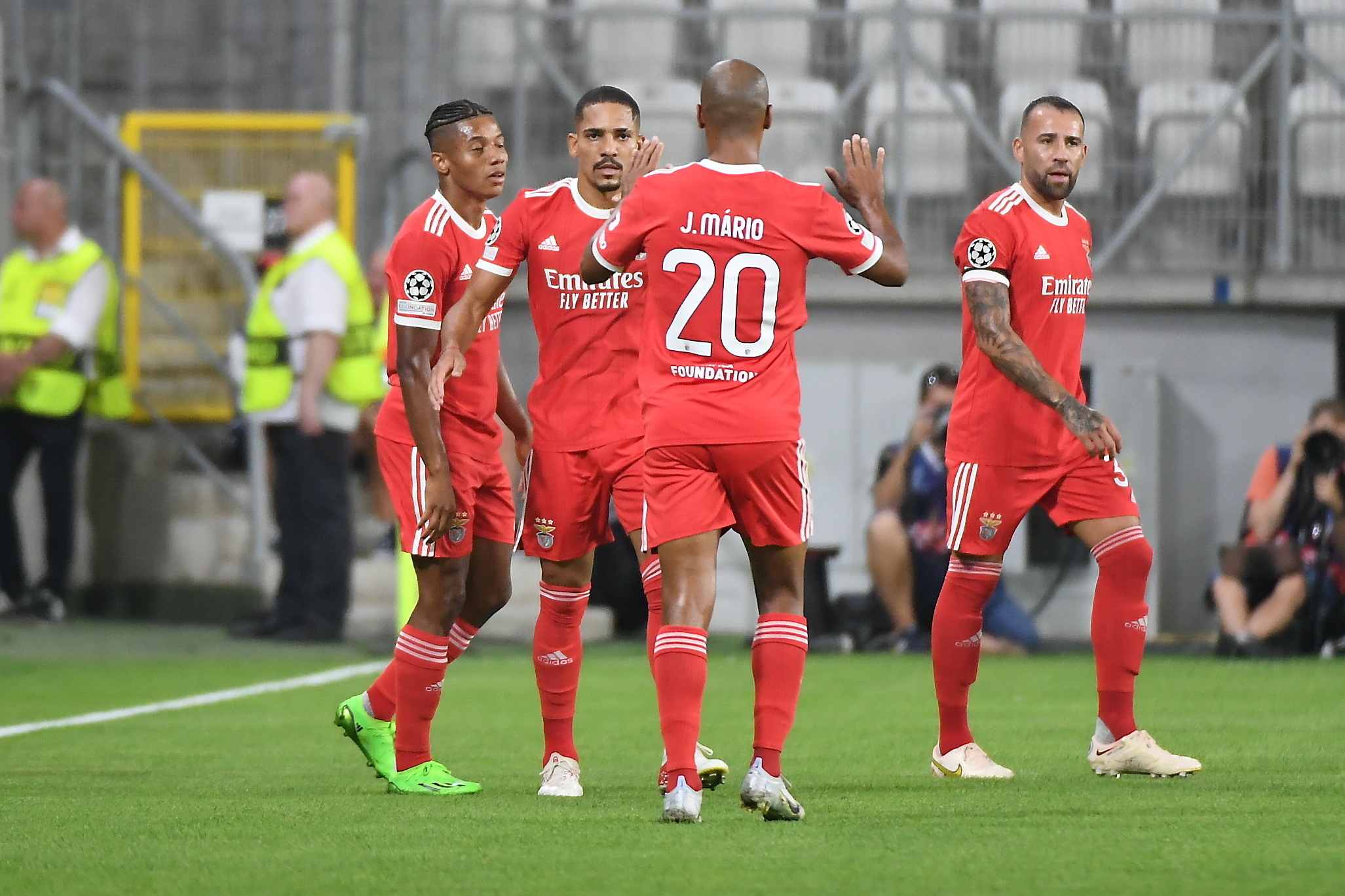 Liga dos Campeões: Benfica vence Dinamo Kiev e ganha vantagem importante no ‘play-off’