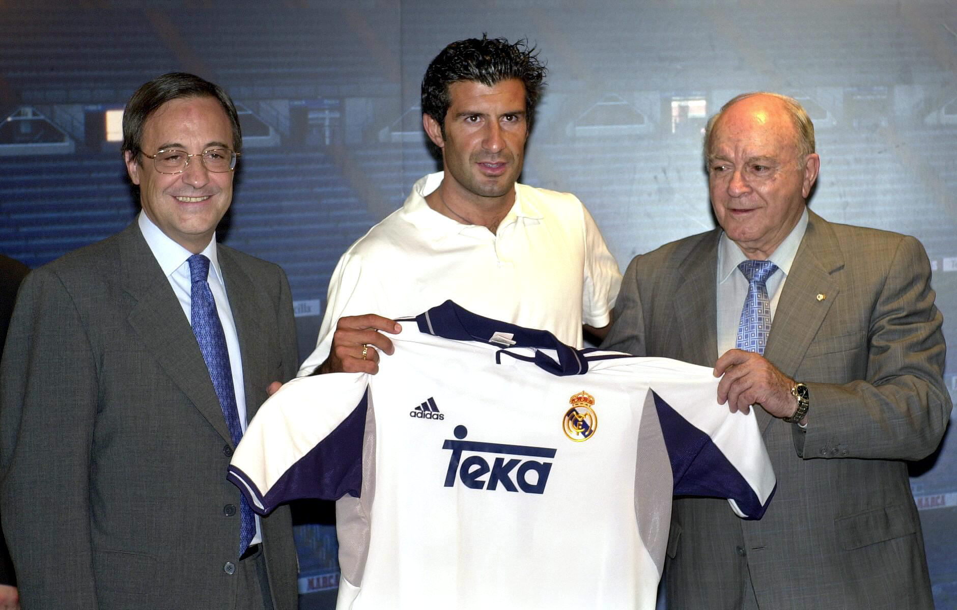 Figo diz que trocou FC Barcelona por Real Madrid por não se sentir reconhecido