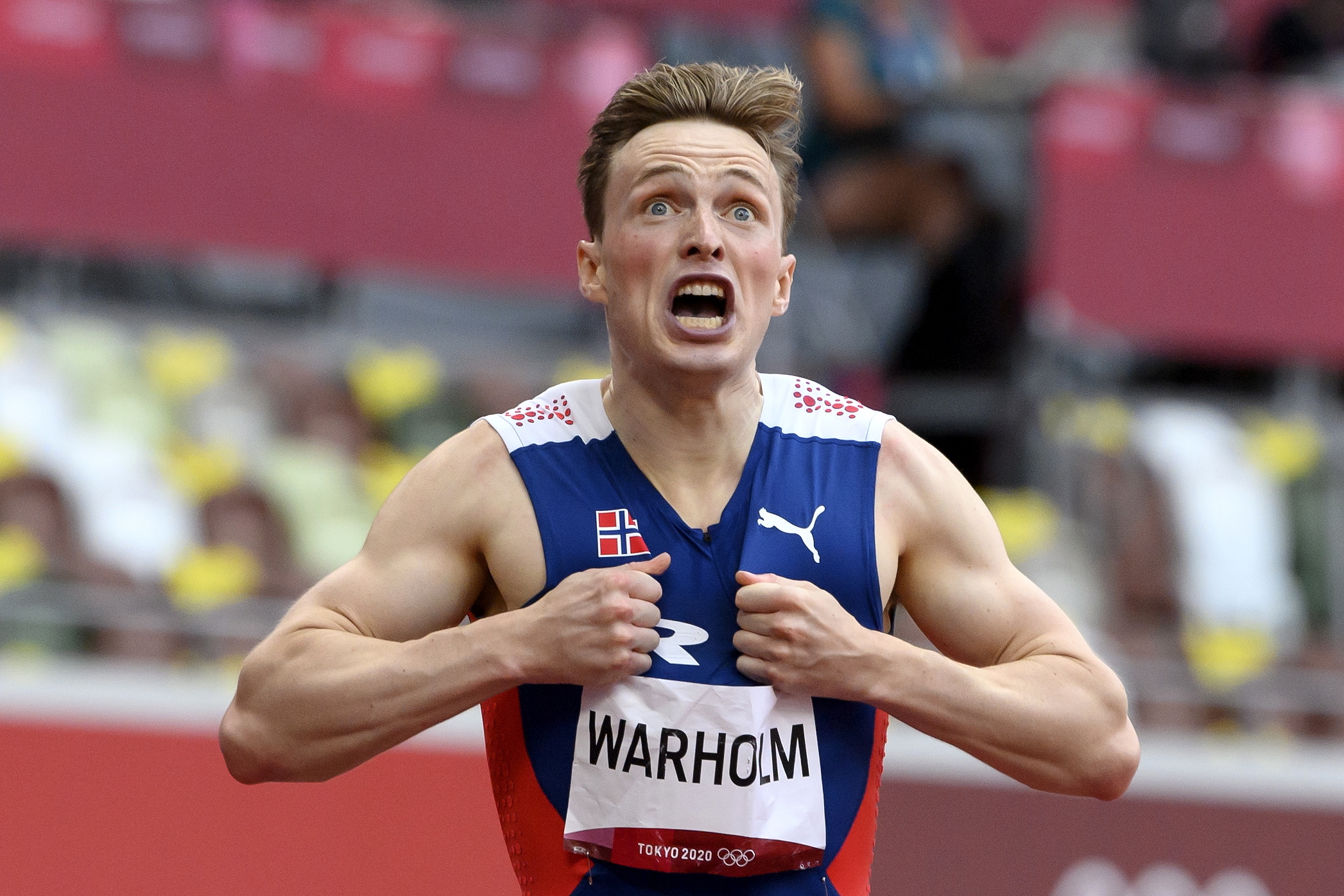 Karsten Warholm vence ouro nos 400 metros barreiras. É o primeiro a correr a distância abaixo dos 46 segundos
