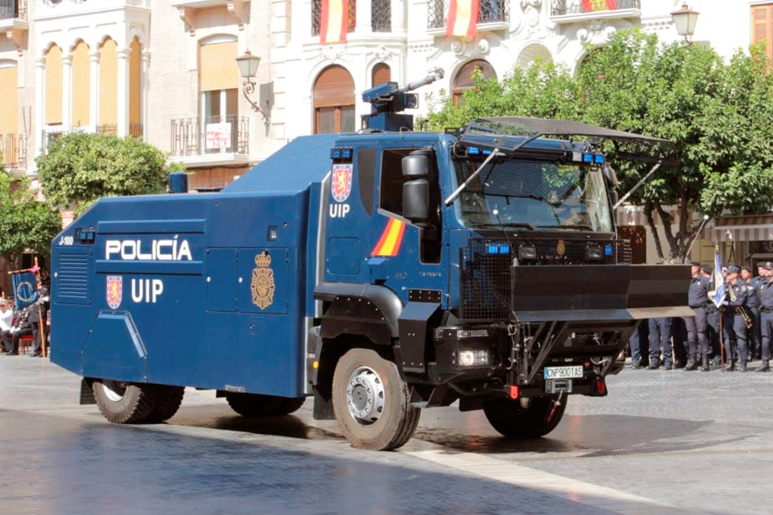 Temido, vilificado e nunca antes usado. Governo espanhol pondera usar camião antimotim com canhão de água topo de gama para conter distúrbios em Barcelona
