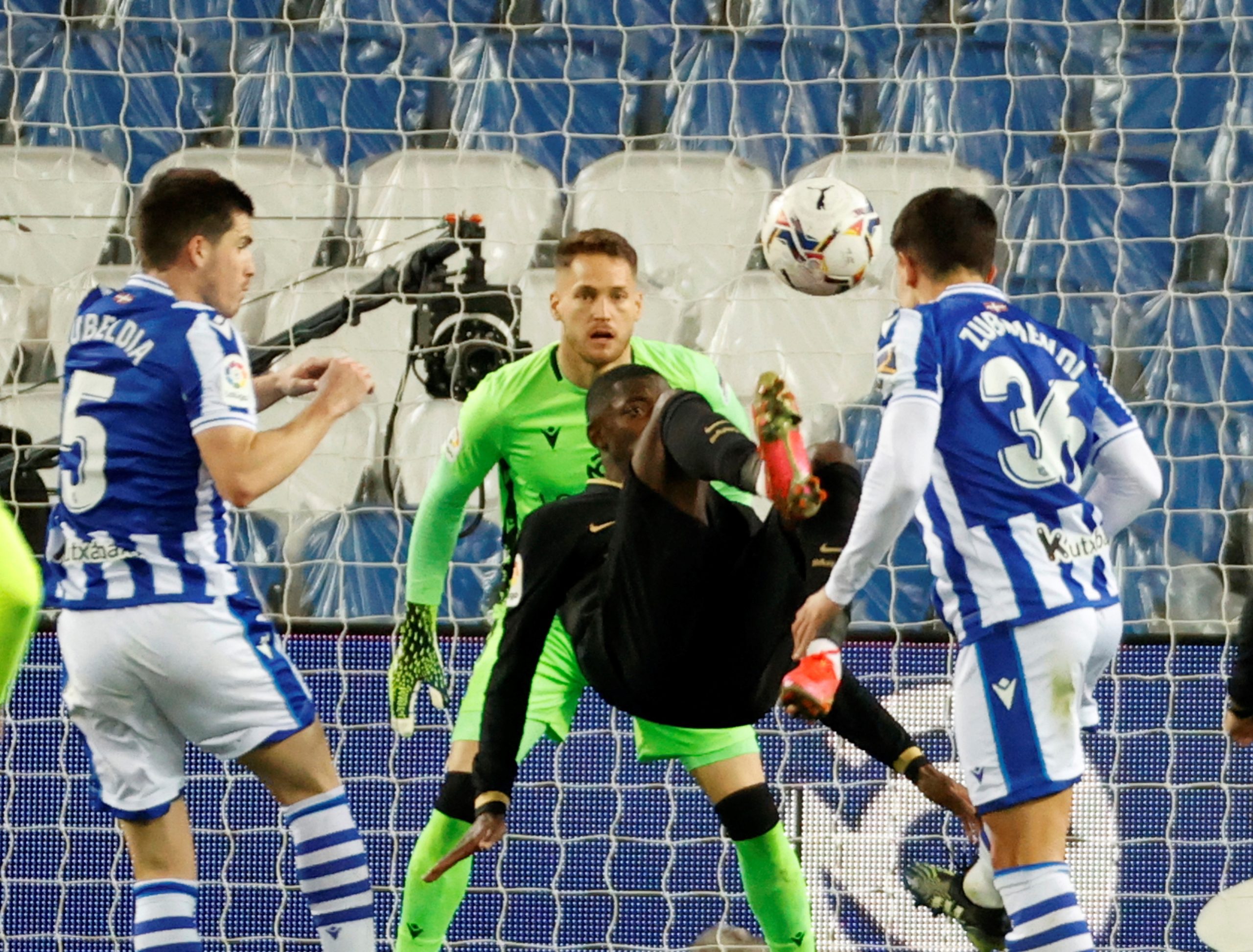 FC Barcelona goleia em casa da Real Sociedad e recupera segundo lugar