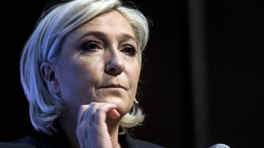 Marine Le Pen pede restabelecimento das fronteiras após atentado em Paris