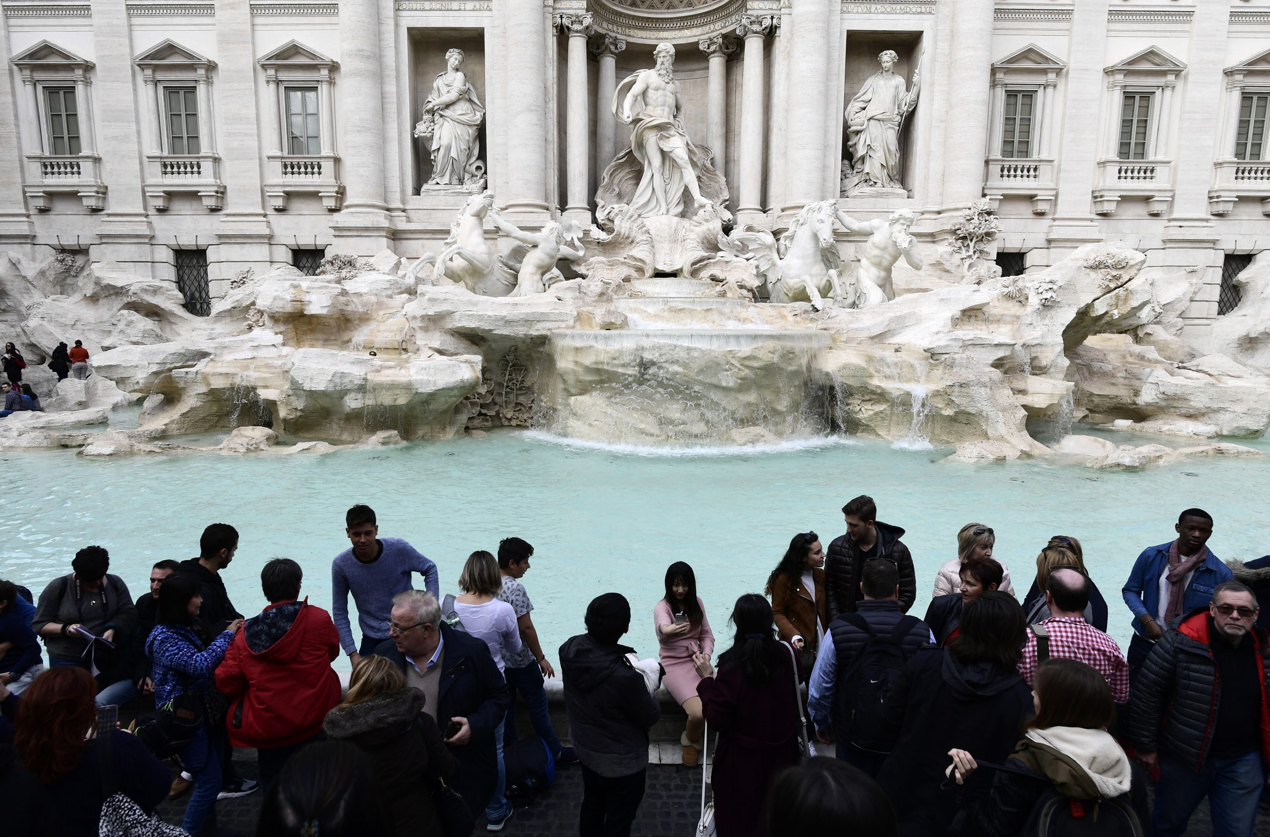 Mais um caso estranho em monumento italiano: turista escala a Fontana di Trevi para encher garrafa de água