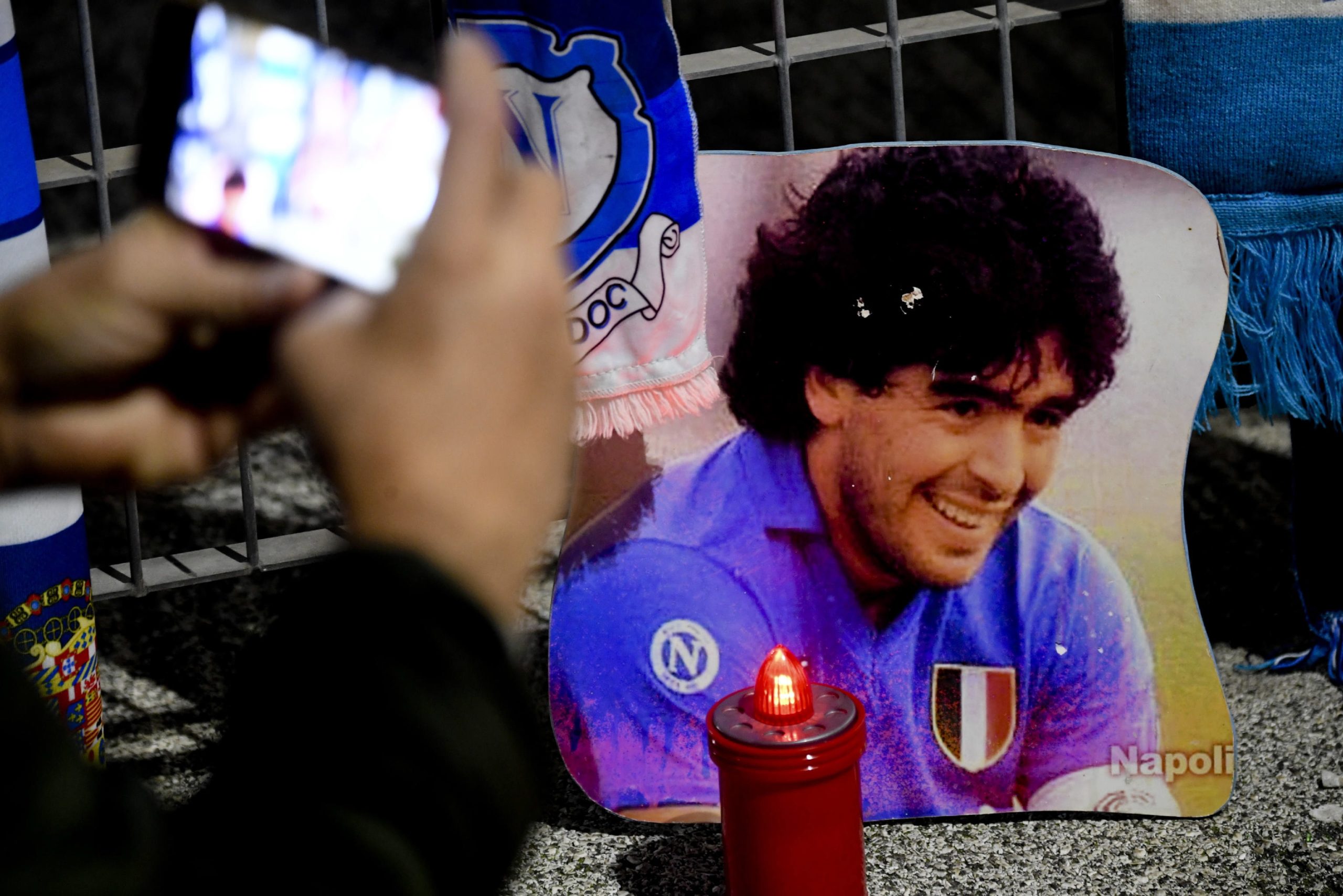 Livro revela que Maradona era viciado em sexo e que adeptos planeavam roubar-lhe o coração