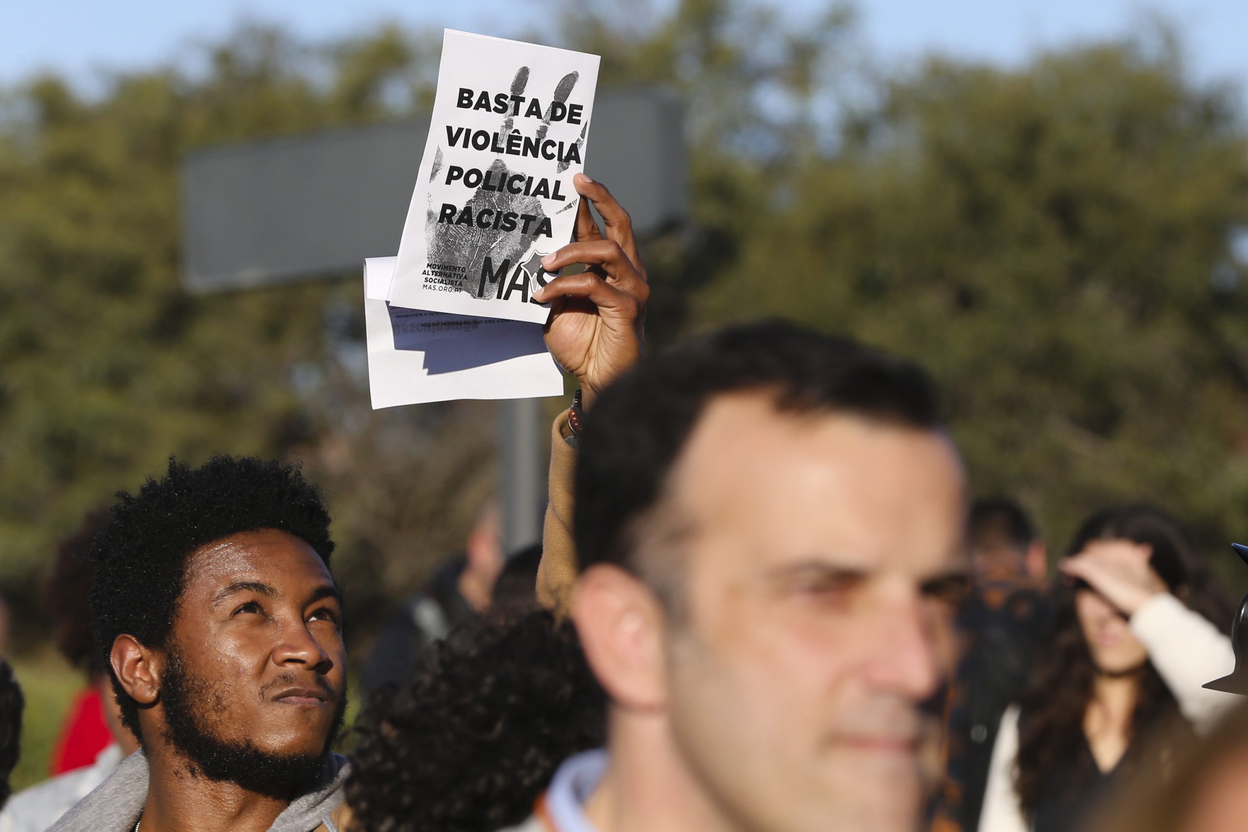 Cerca de 100 pessoas protestam no Seixal contra racismo e por habitações dignas