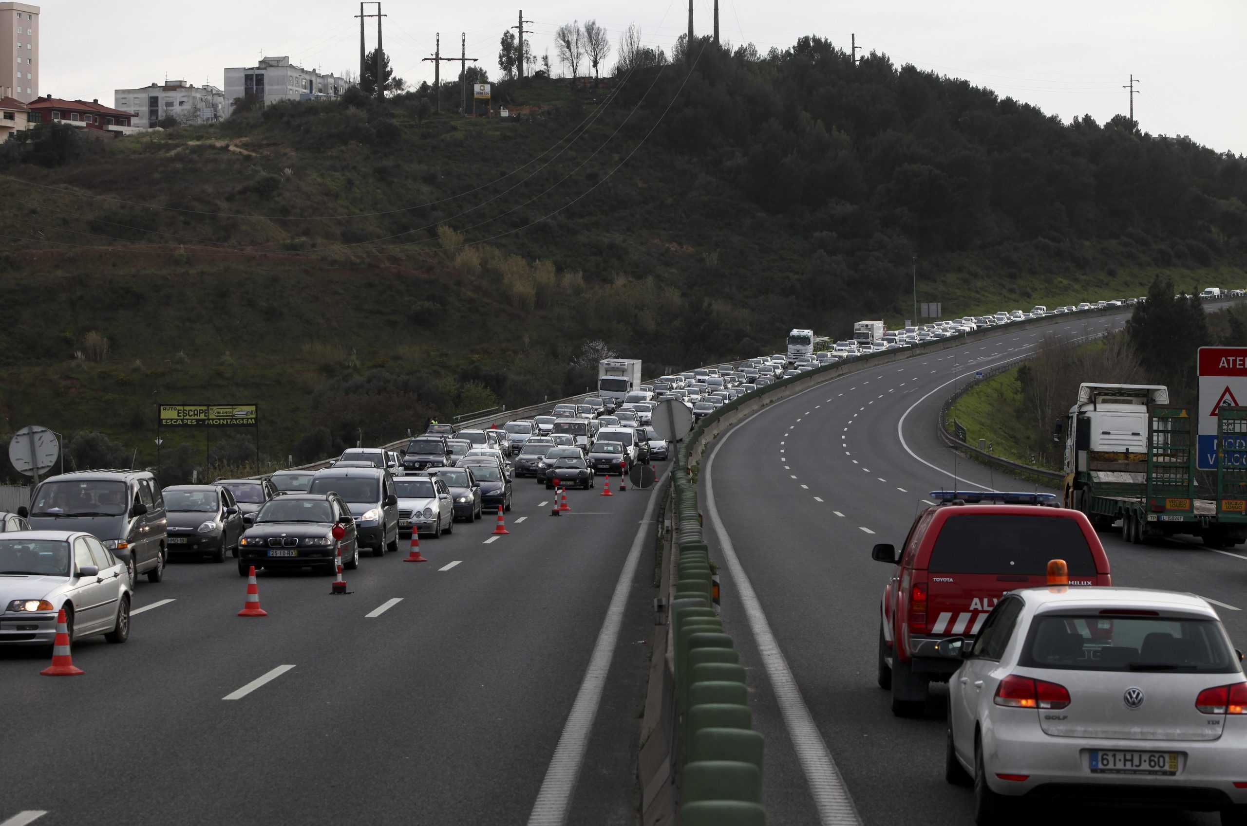 Colisão entre dois ligeiros em Santo Tirso faz dois mortos e três feridos