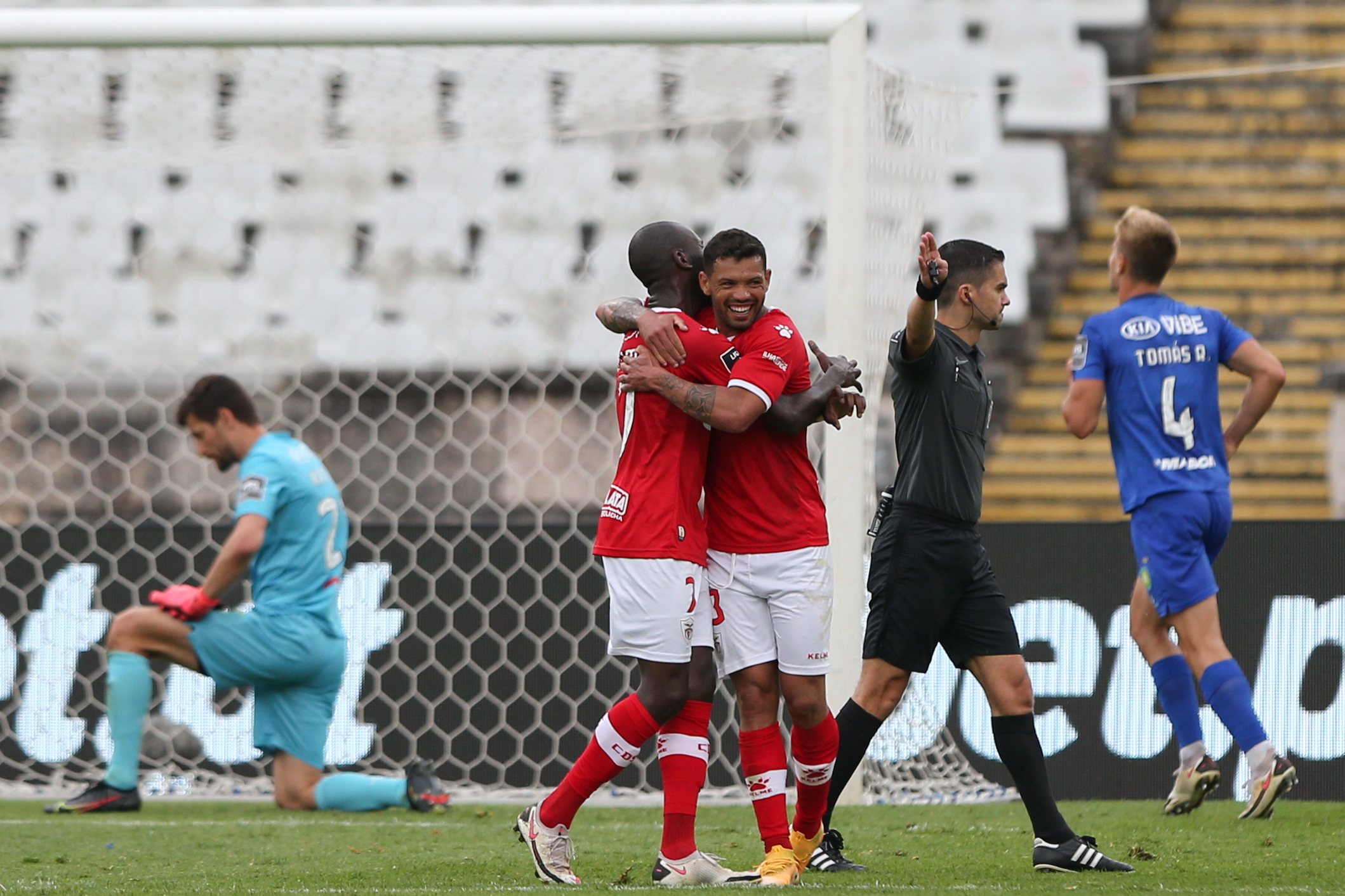 Santa Clara sobe ao sexto lugar com ‘bis’ de Carlos Júnior frente ao Belenenses SAD