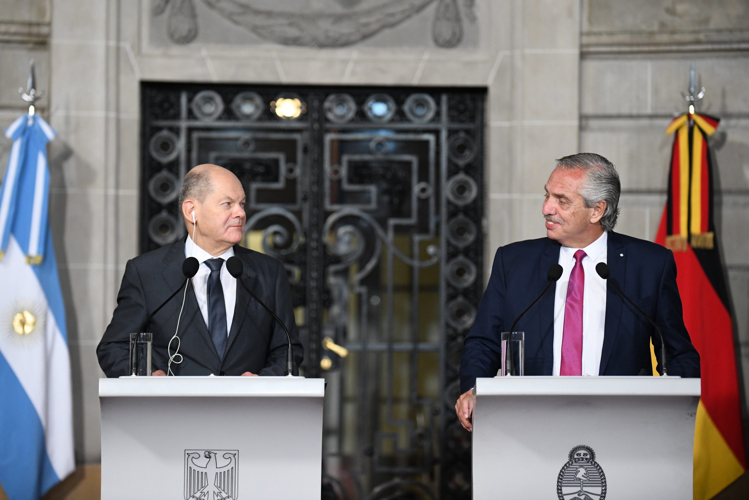 Apesar de ter concordado com o envio de tanques à Ucrânia, Scholz quer manter aberta a linha de comunicação com Putin