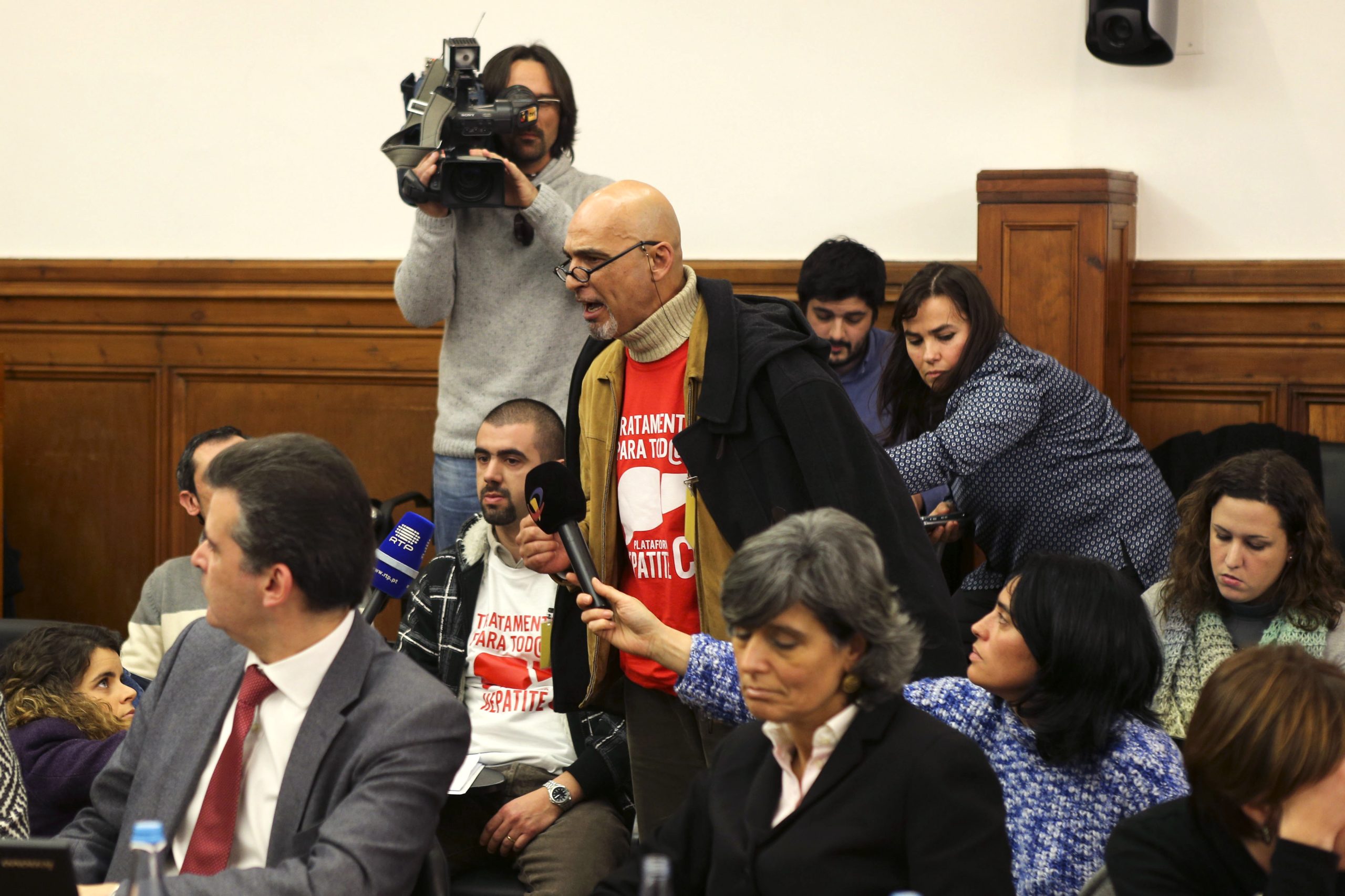 Ministro da Saúde agradece a doente com hepatite C que interrompeu Paulo Macedo no Parlamento