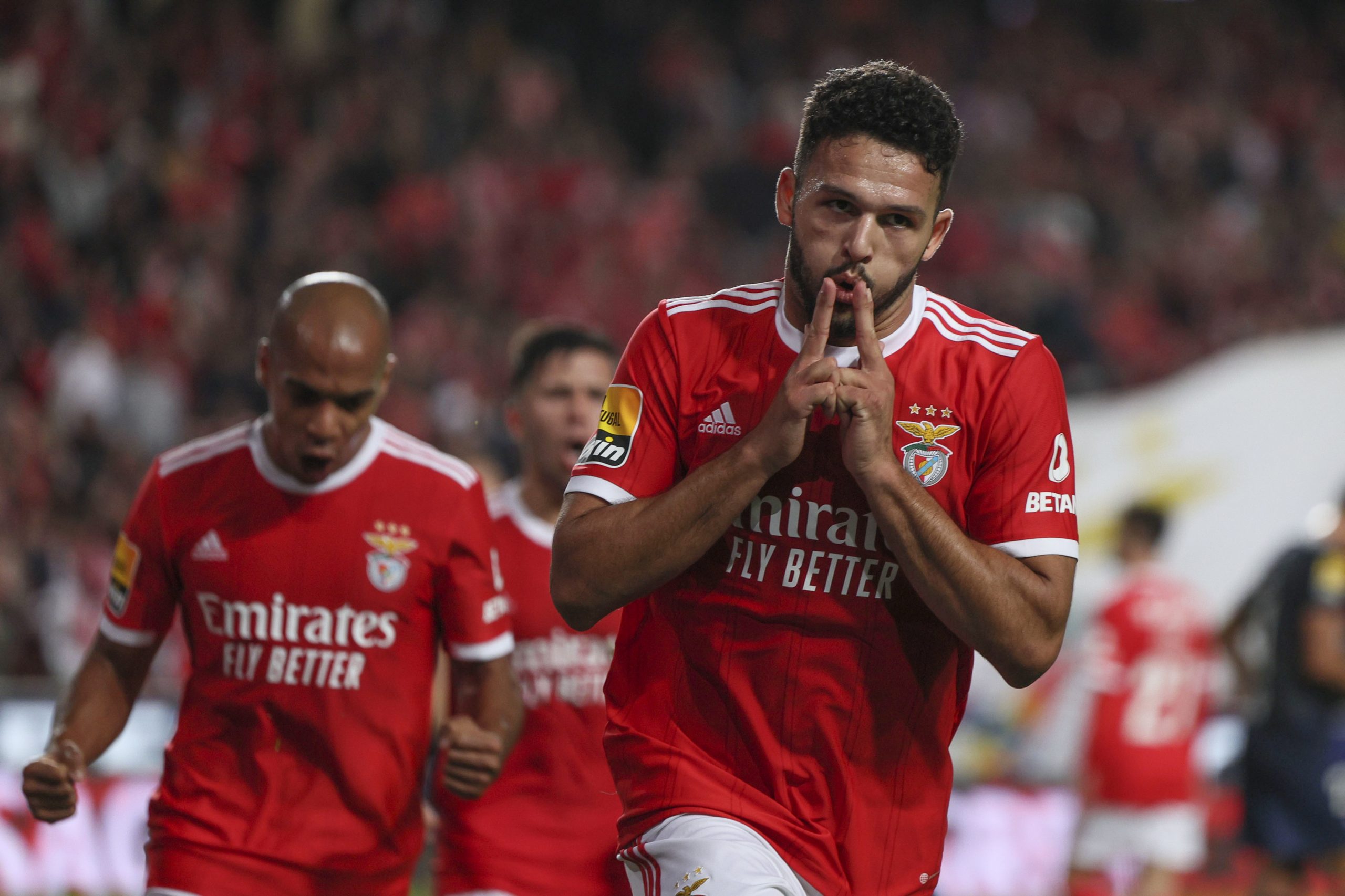 Benfica bate Famalicão e aumenta provisoriamente avanço sobre FC Porto