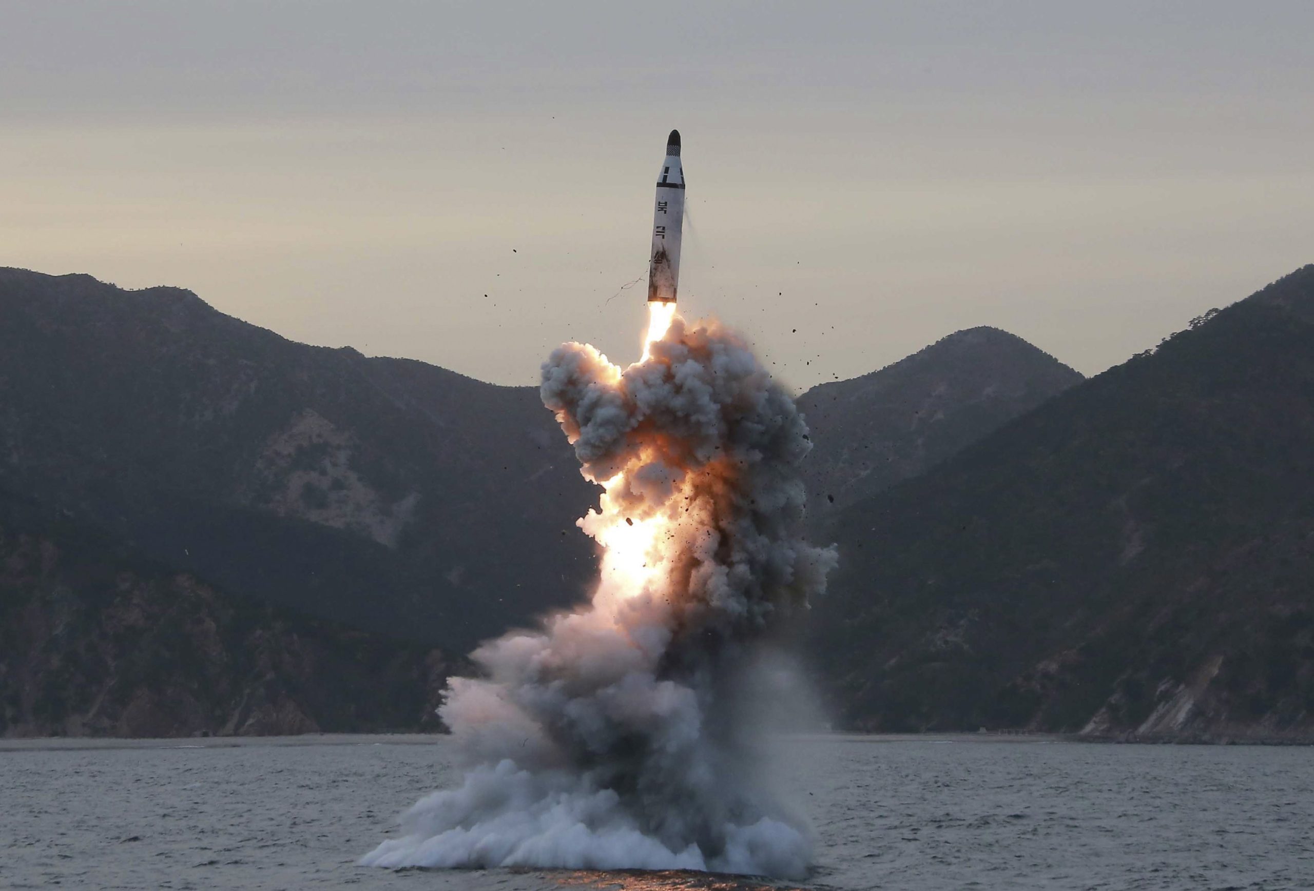 Coreia do Norte lança vários mísseis para o mar