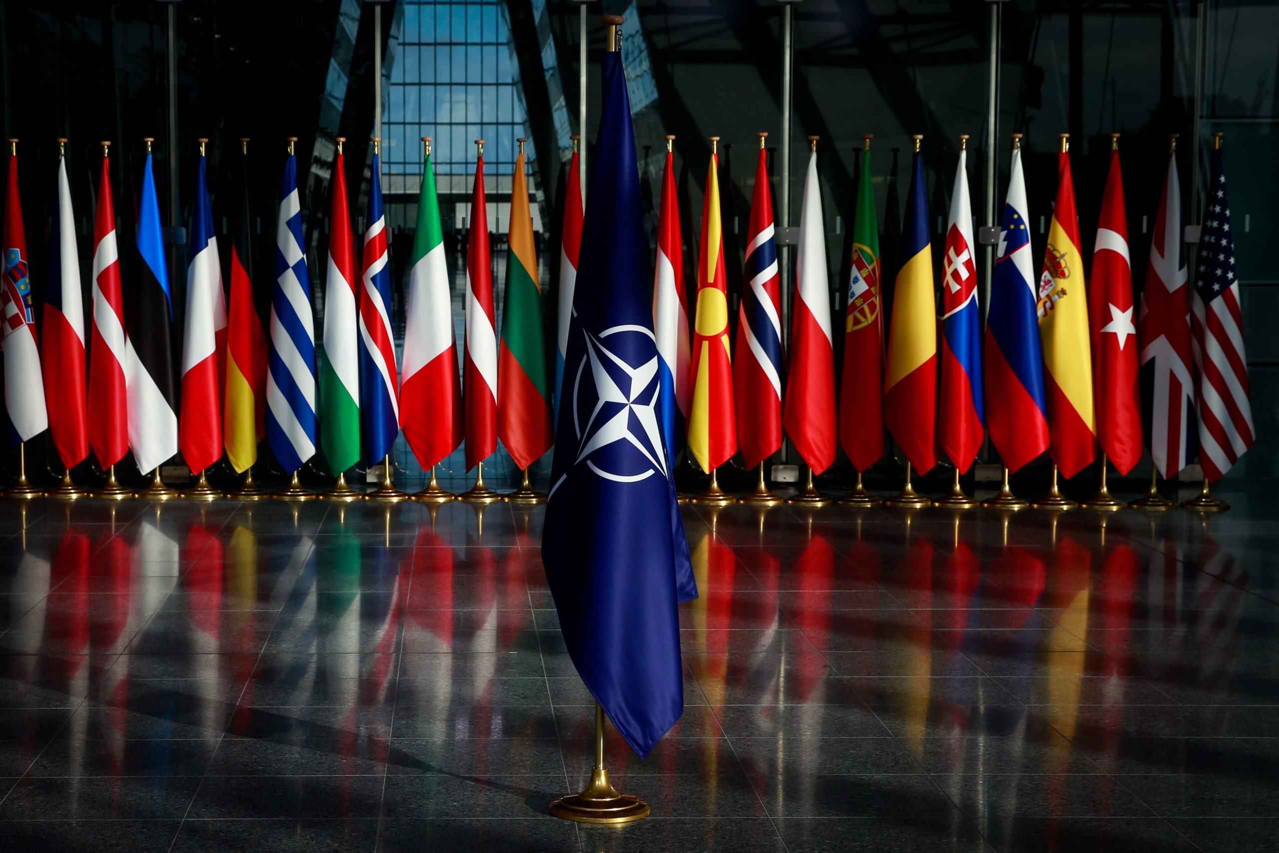 Limites ao uso de armas ocidentais pela Ucrânia domina reunião de MNE da NATO em Praga