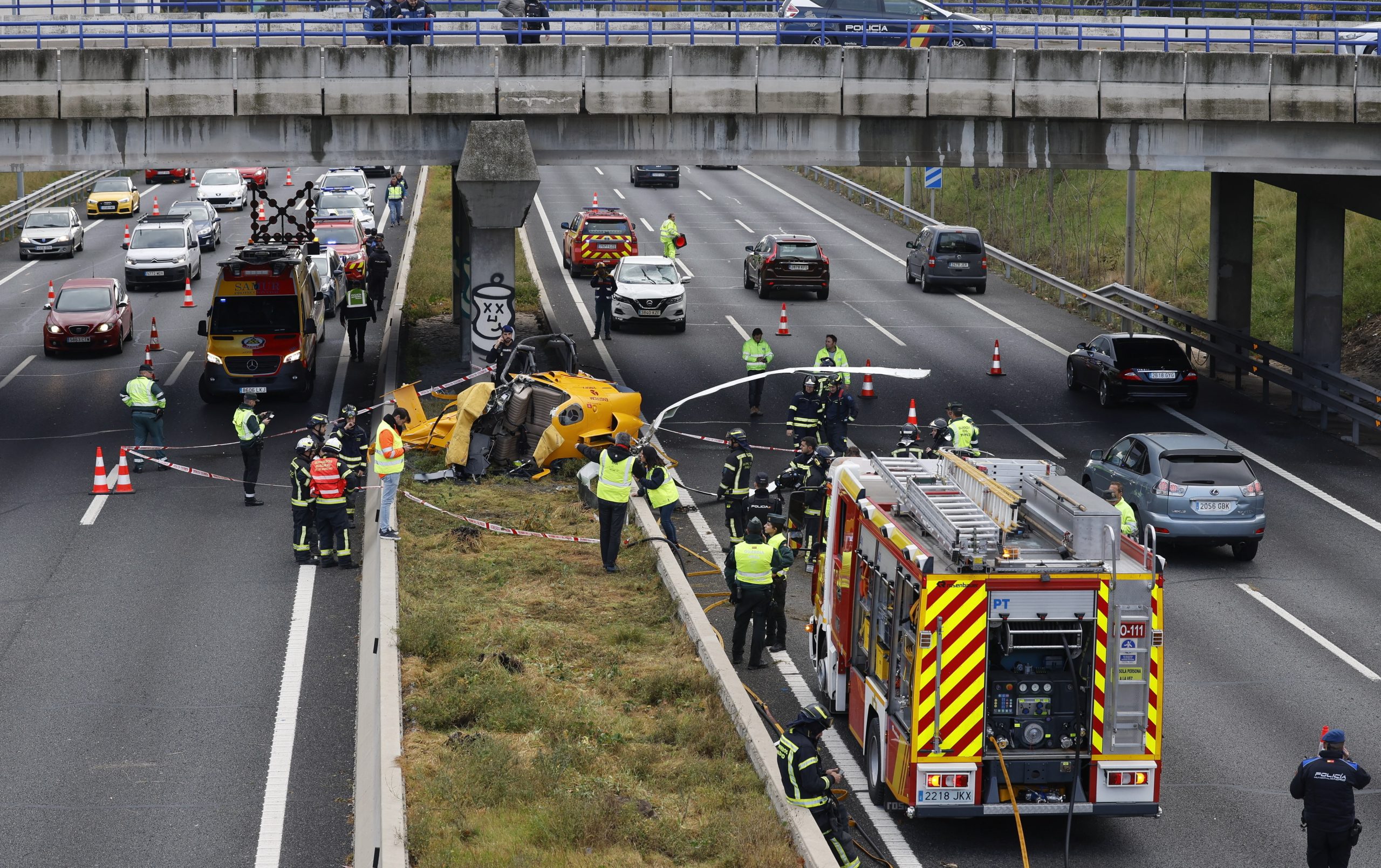 Helicóptero cai no meio de uma das vias rápidas circulares de Madrid