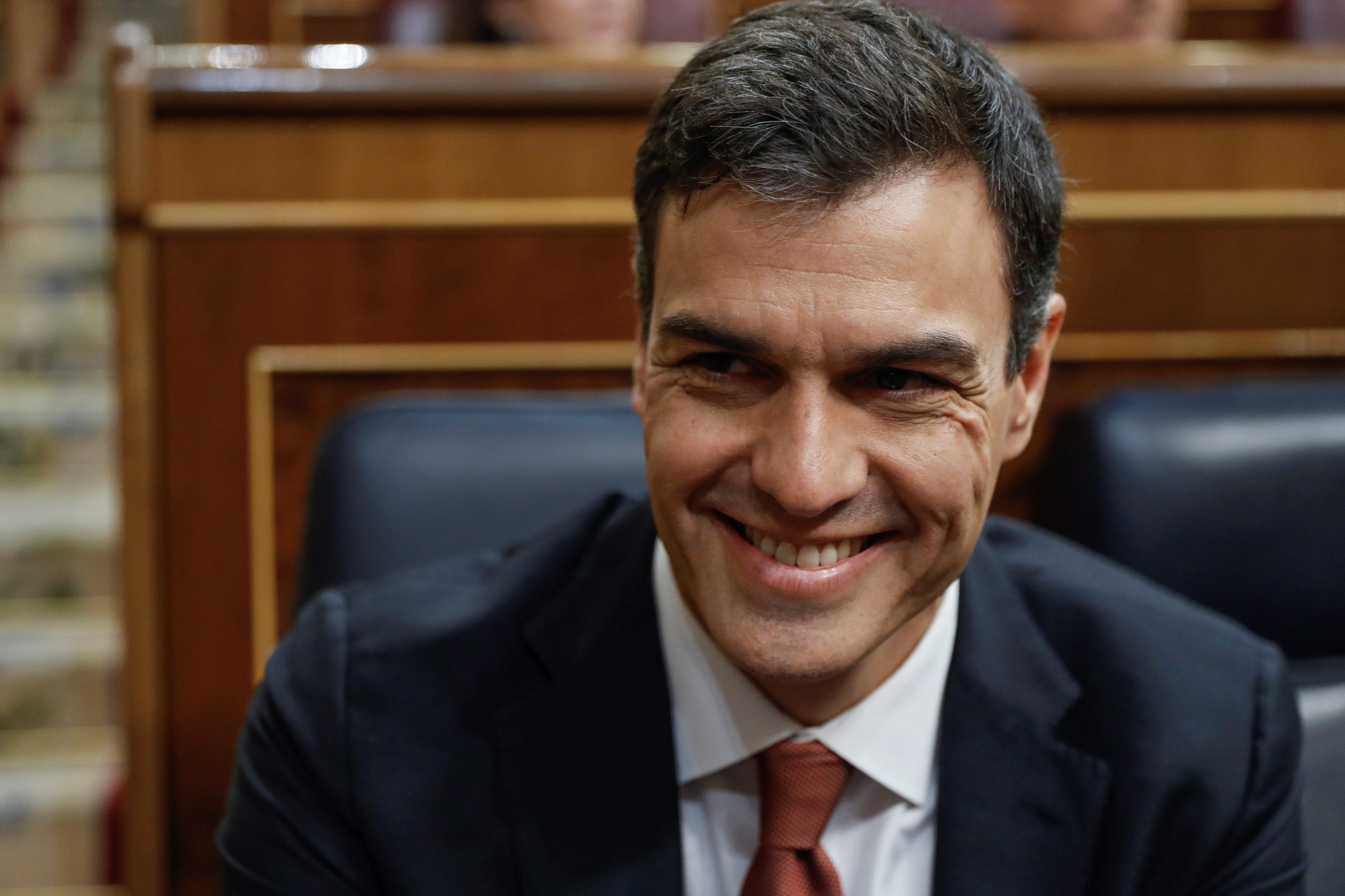 Espanha. Pedro Sánchez recebe presidente regional depois de meses de crispação