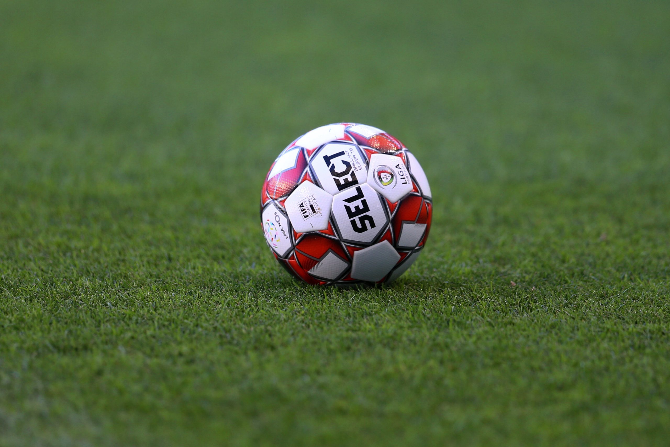 Benfica e Famalicão decidem hoje qual deles vai estar na final do Jamor