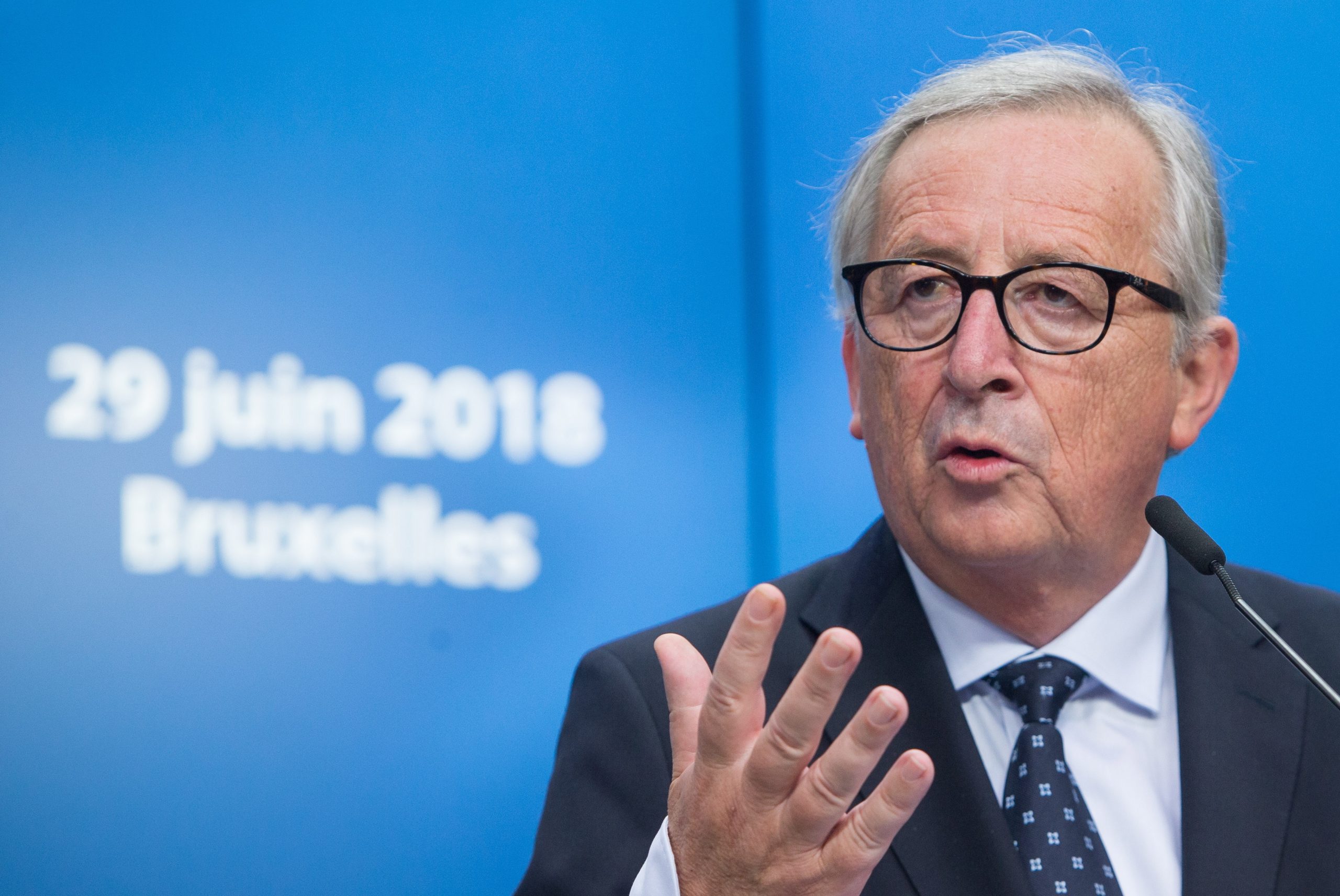 Juncker vai em julho a Washington discutir taxas alfandegárias com Trump