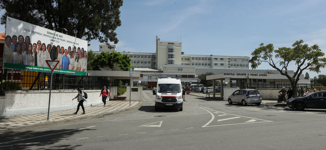 Covid-19: Hospital de Aveiro reforça morgue com contentor devido a aumento de óbitos