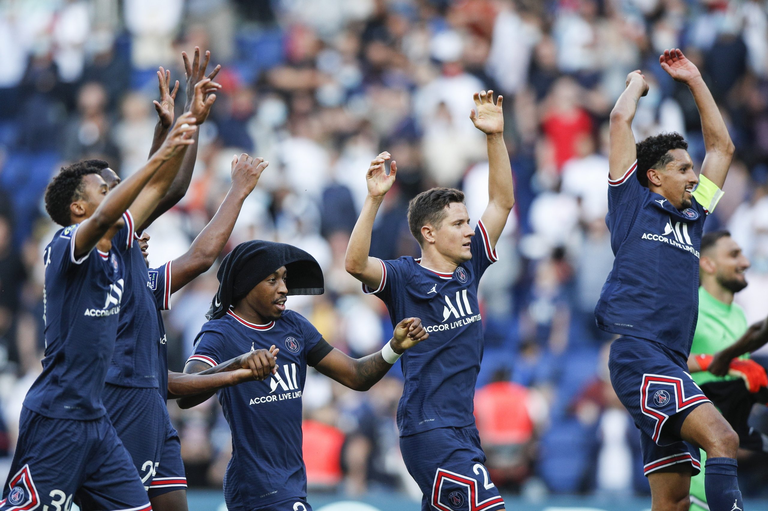 Paris Saint-Germain ‘poupa’ Messi e Neymar, mas vence com goleada na Liga