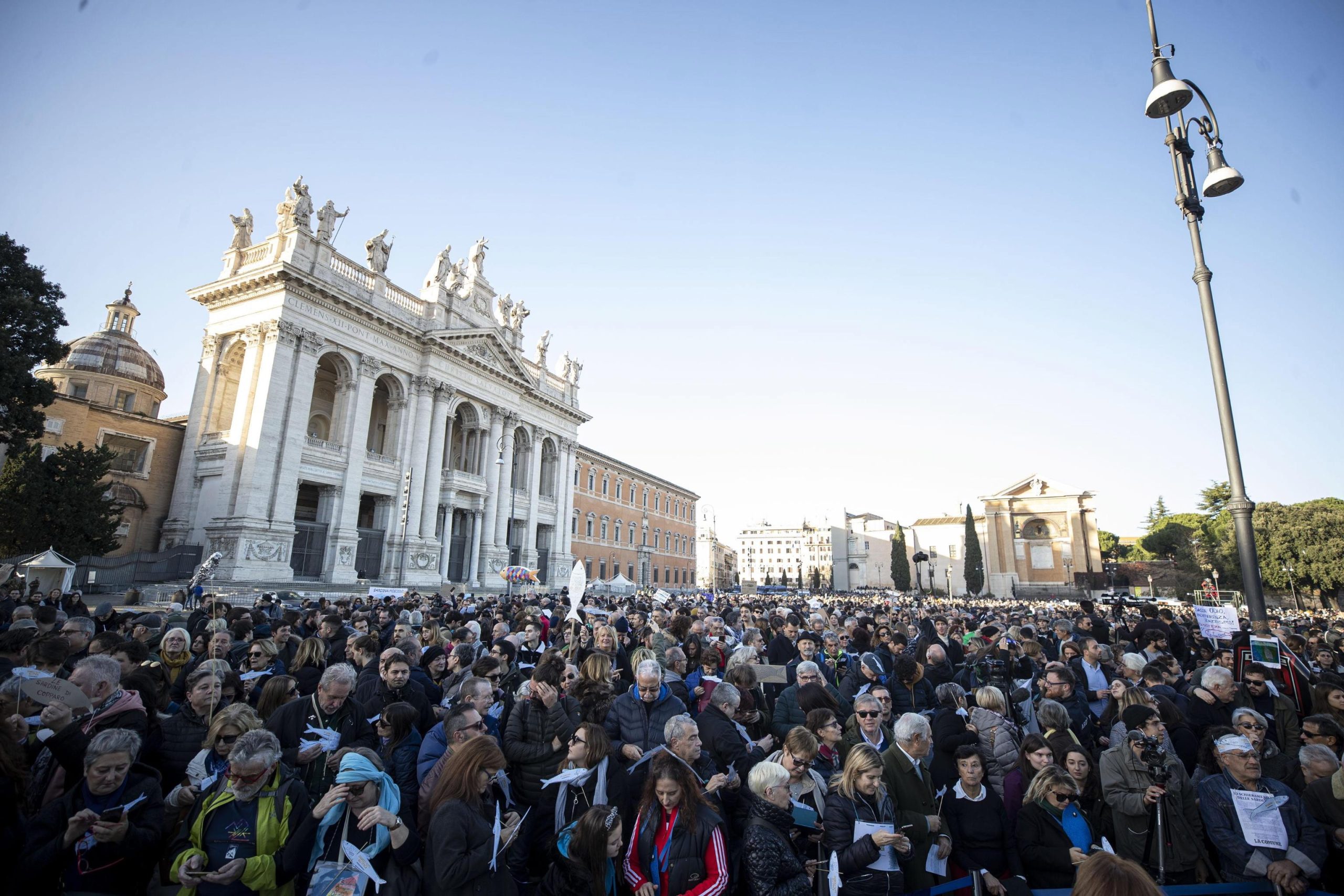 Milhares de “sardinhas” antifascistas manifestam-se em Roma contra a extrema-direita