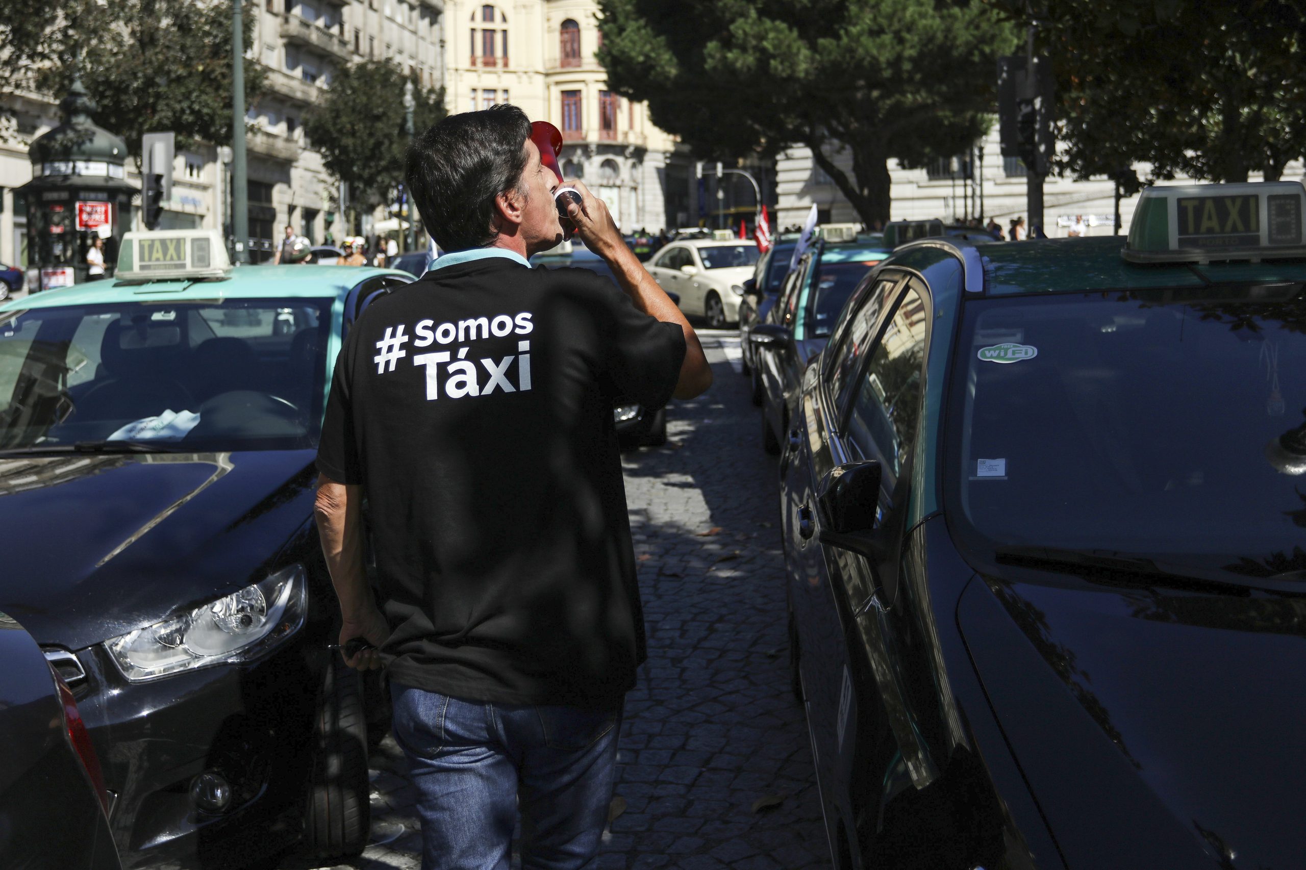 Taxistas mantêm protesto e querem intervenção de Costa