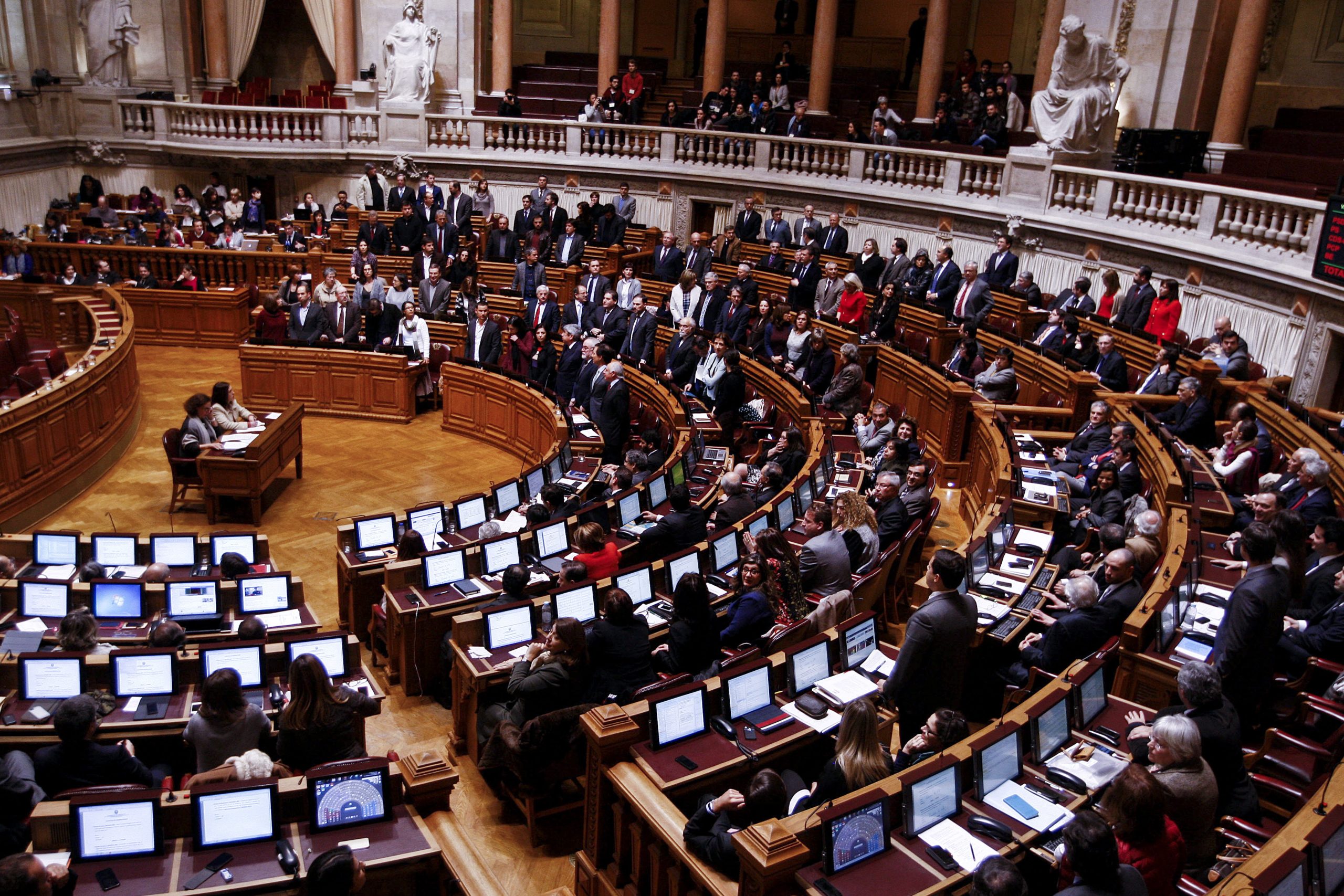 CDS assinala défice acima da meta e lembra exigência do segundo semestre