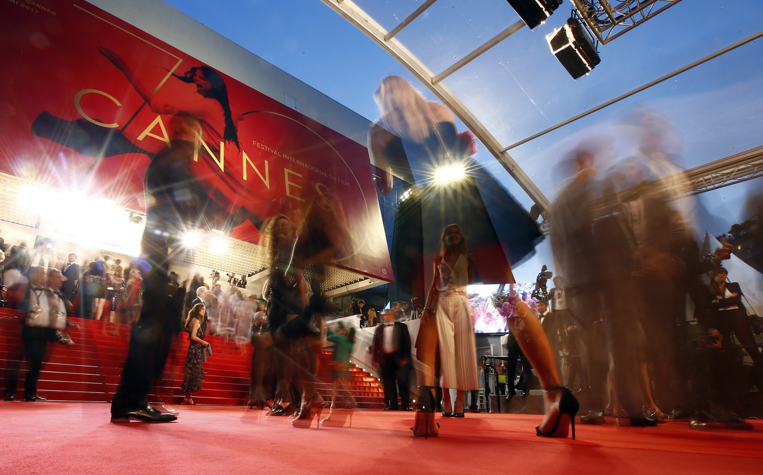 Mais de 80 mulheres da 7.ª arte desfilam pela igualdade salarial em Cannes