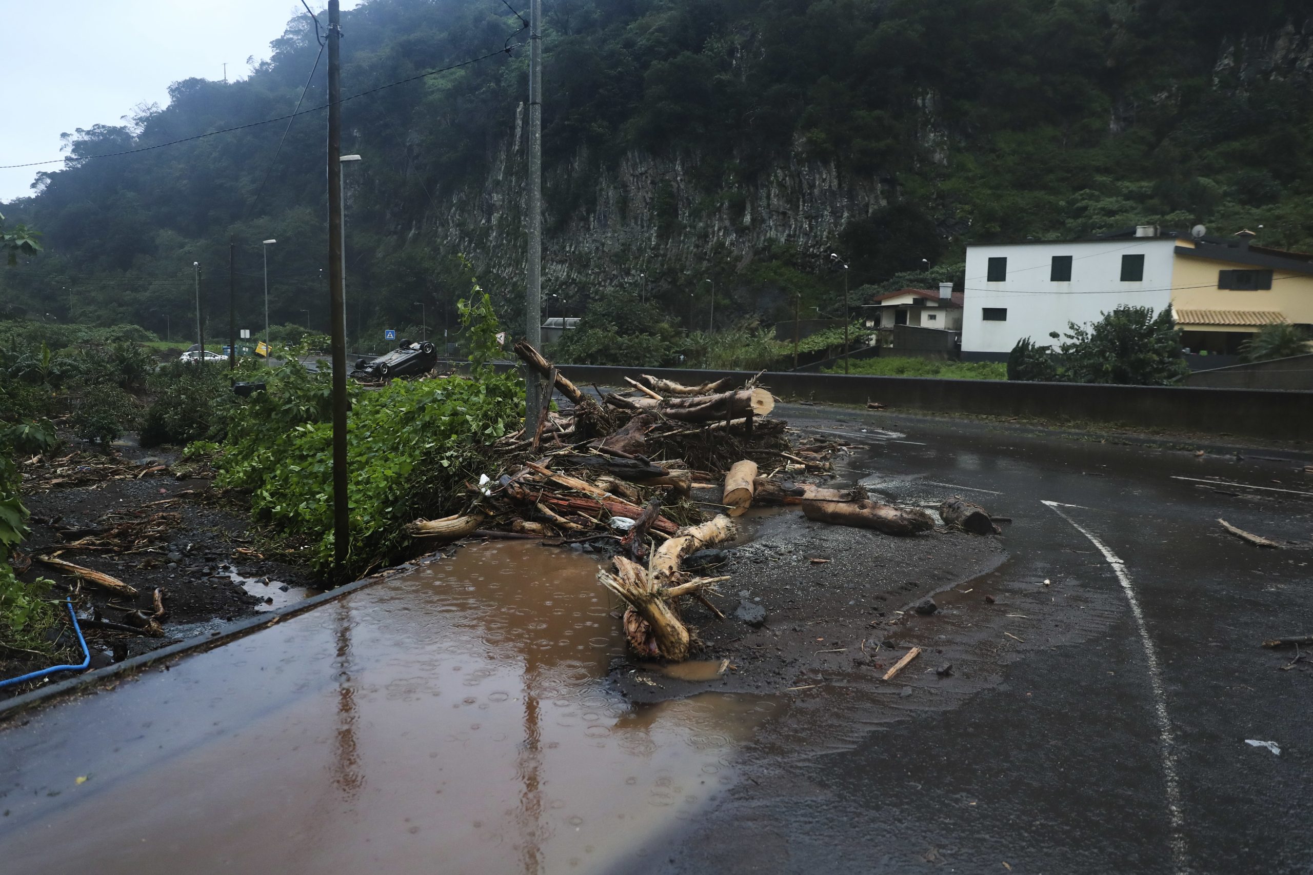 Condições climatéricas dificultam buscas por turista desaparecido na Madeira