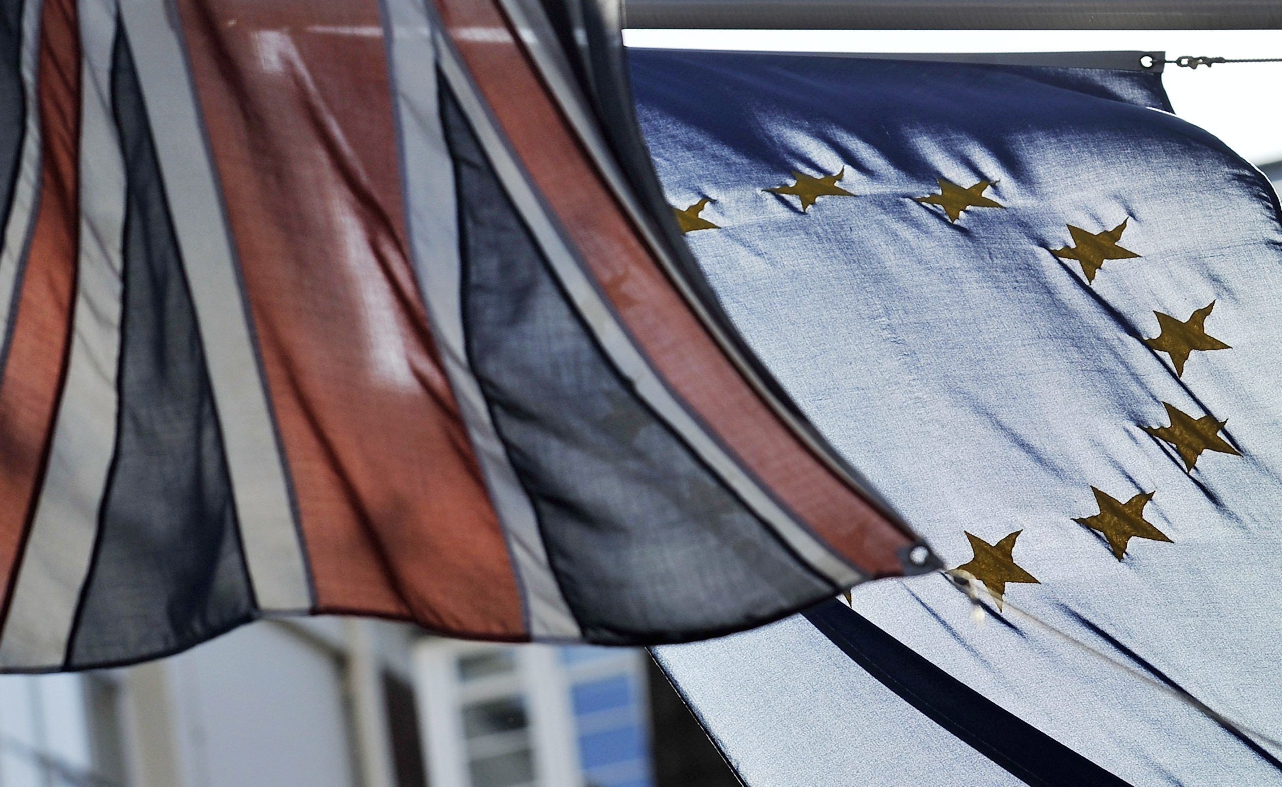 Londres e Bruxelas intensificam conversações sobre Irlanda do Norte para evitar guerra comercial