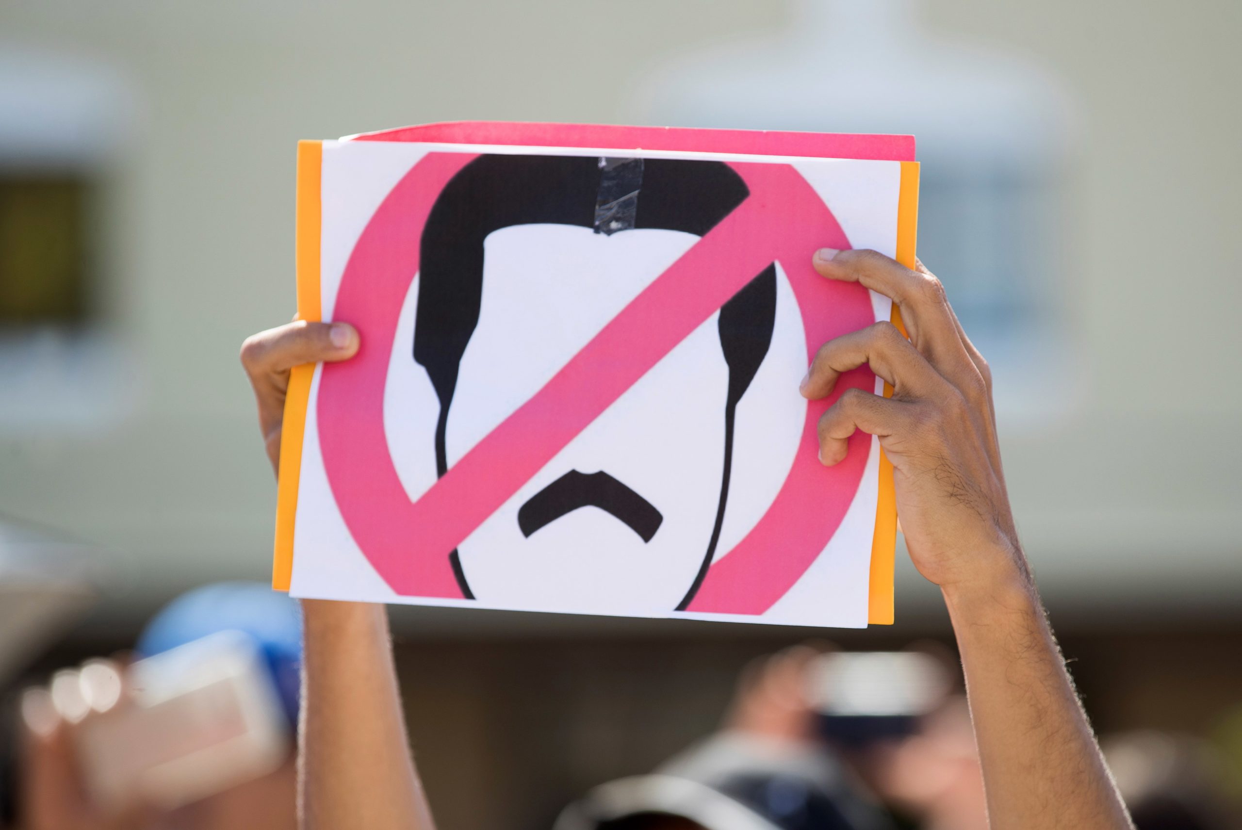 Conselheiro de Segurança dos EUA aconselha Maduro a retirar-se e ir para longe do país