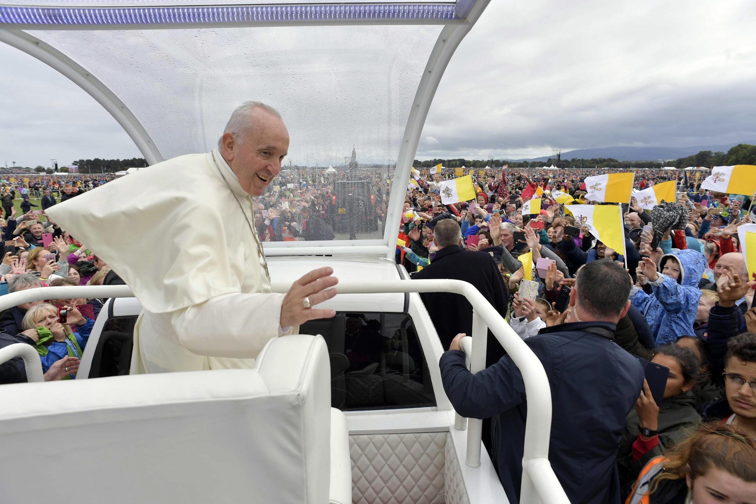 Papa pede a fiéis na Irlanda para ajudarem a construir “uma única família humana”