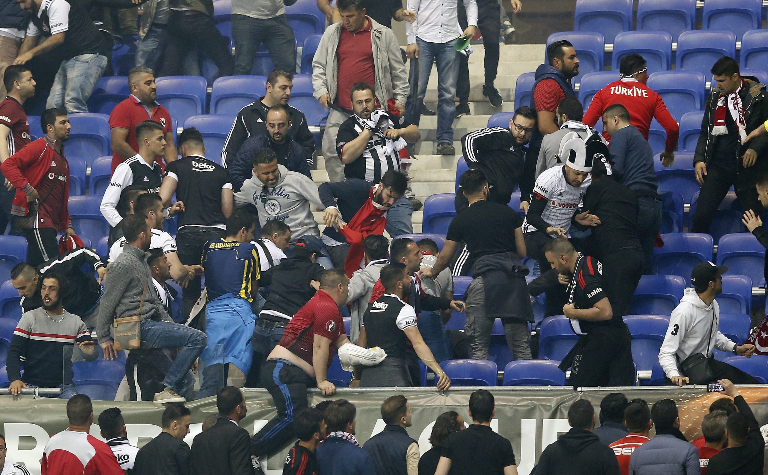 Besiktas anuncia recurso de decisão da UEFA, Lyon aceita sanção “justa”