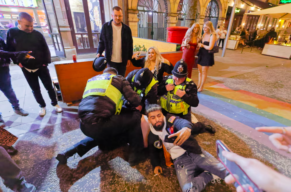 Fotografia de polícia a deter homem embriagado comparada a “arte renascentista”