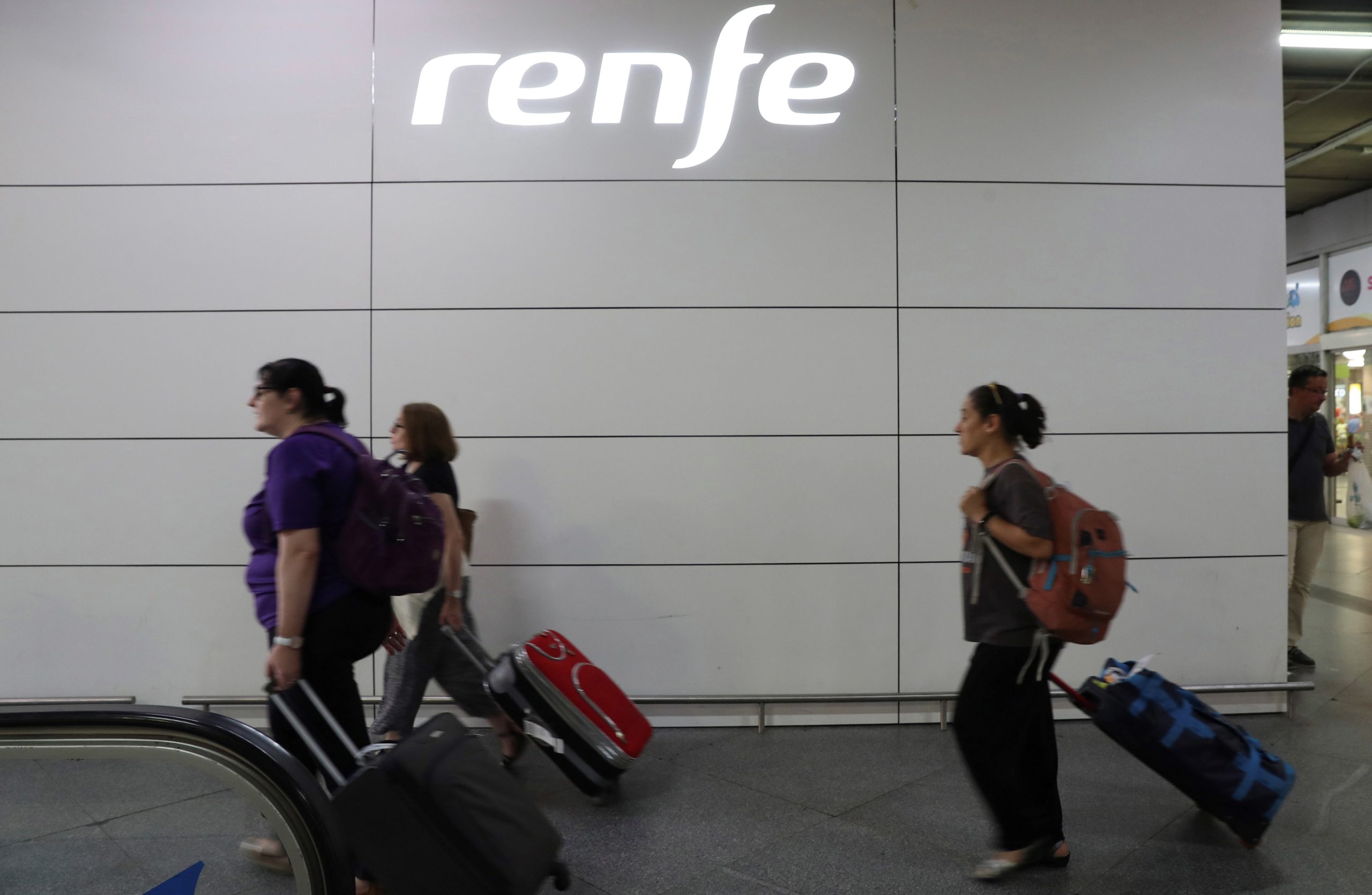 Espanhola Renfe diz que contrato prevê que CP retire o amianto de carruagens vendidas