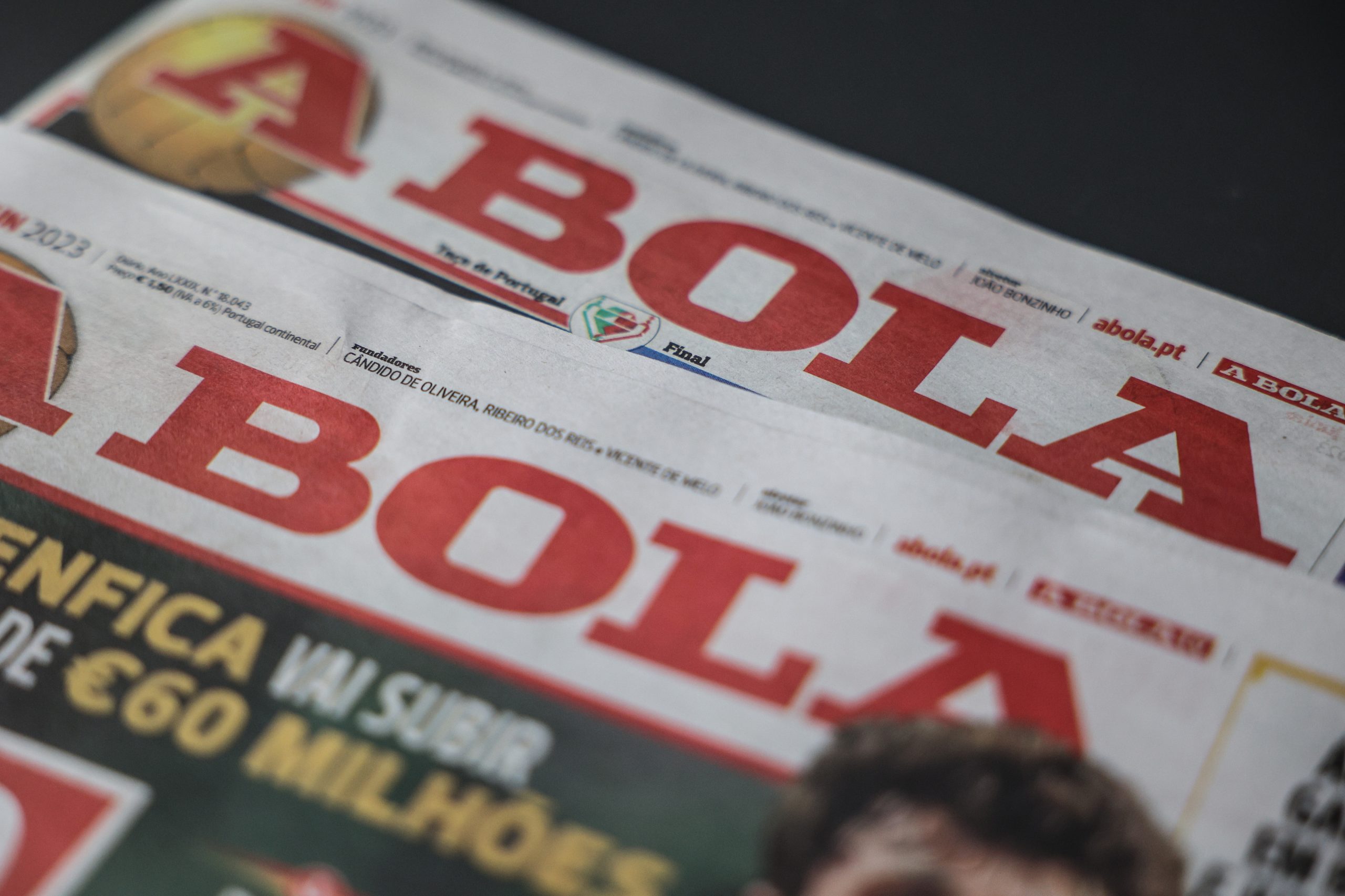 Trabalhadores do grupo ‘A Bola’ esperam fundamento de despedimento coletivo para agir