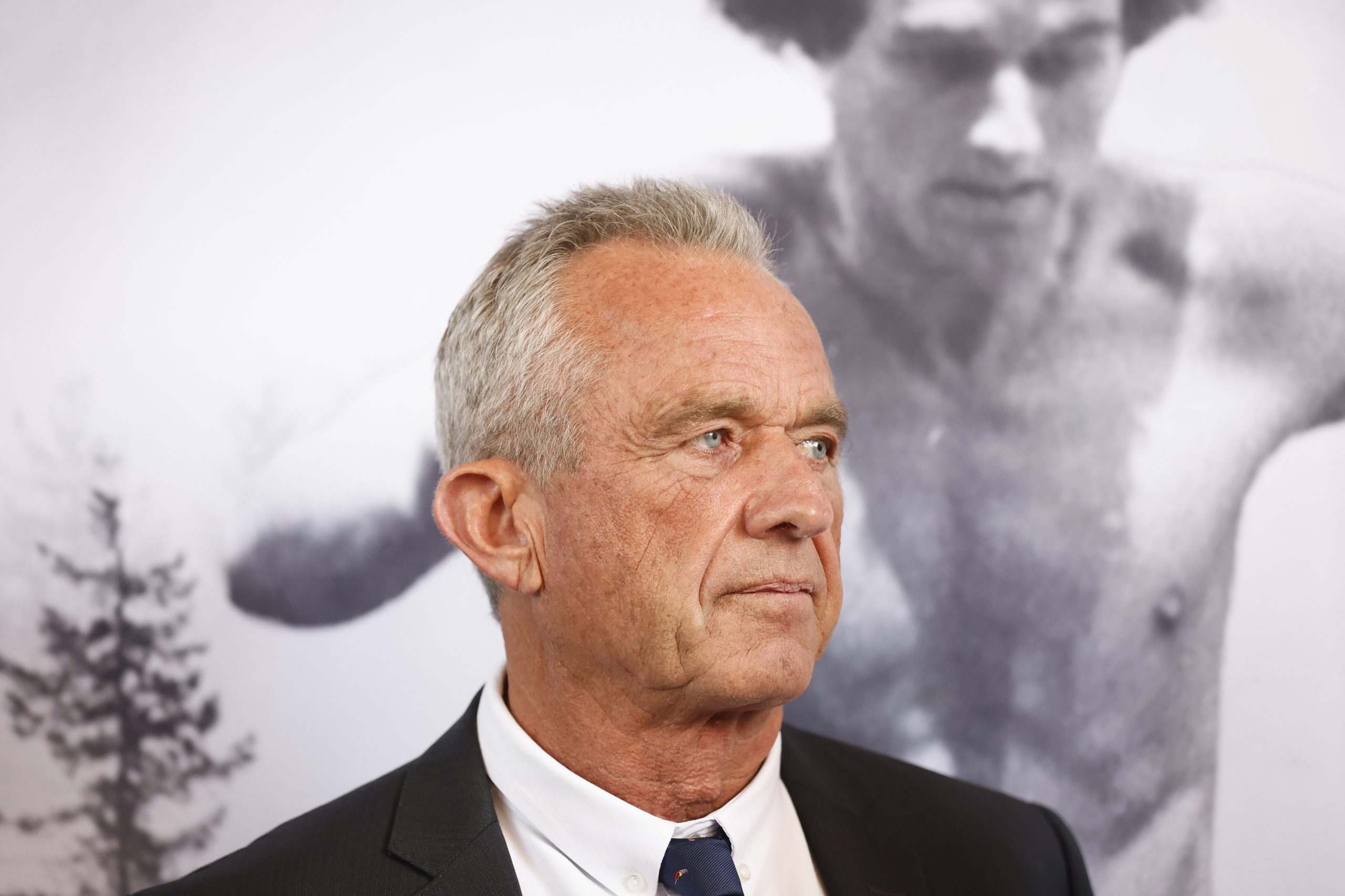 “Tínhamos clubes de tiro nas escolas”: RFK Jr. associa tiroteios em escolas a antidepressivos e redes sociais