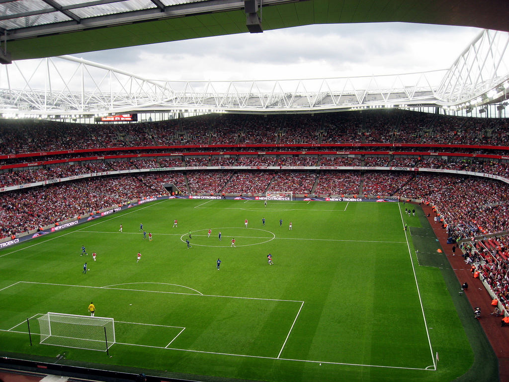 Arsenal renova patrocínio com a Emirates por cinco épocas. Vai render 225 milhões de euros