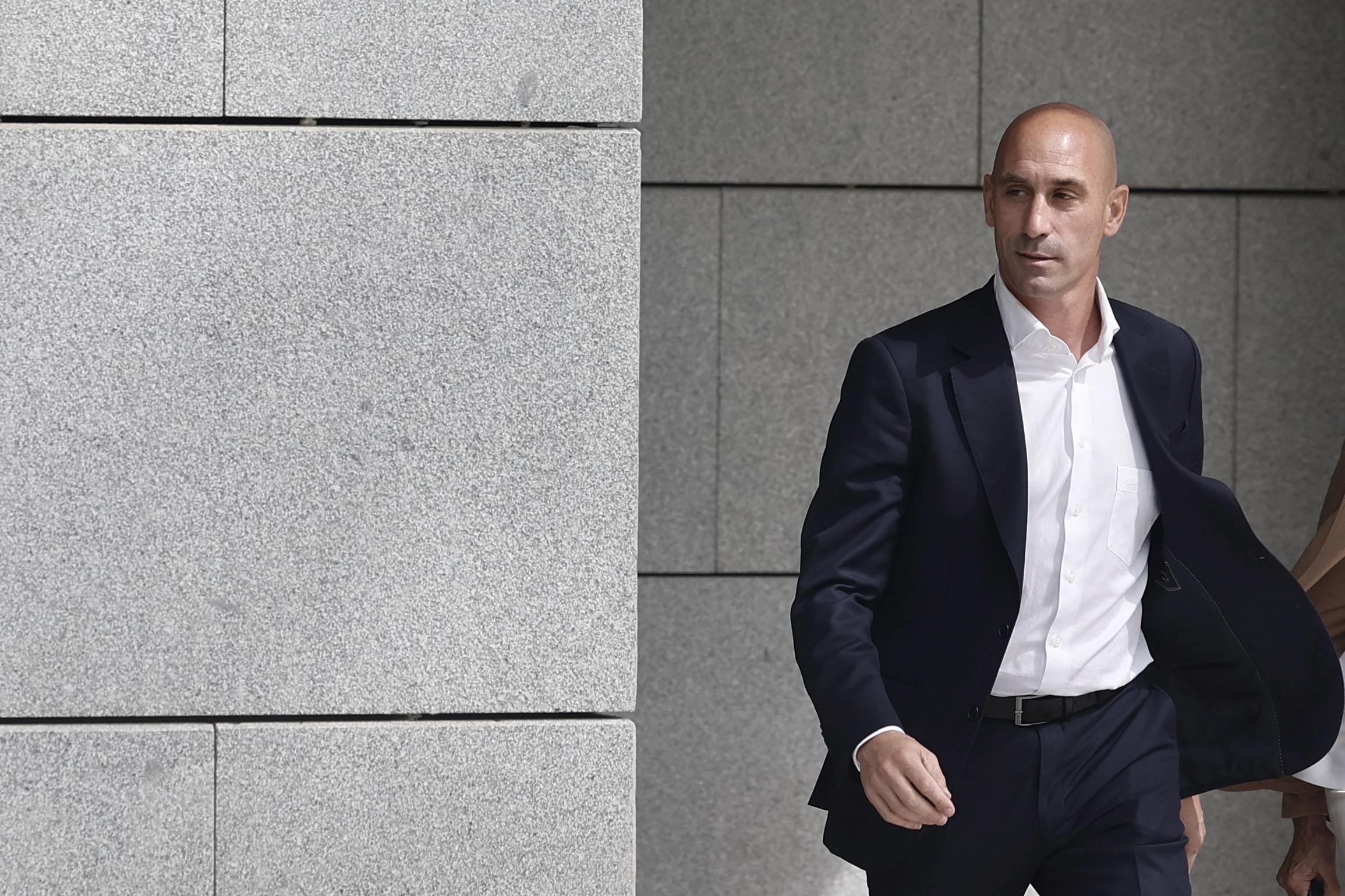 FIFA anuncia: Rubiales banido de “todas as atividades relacionadas com o futebol”