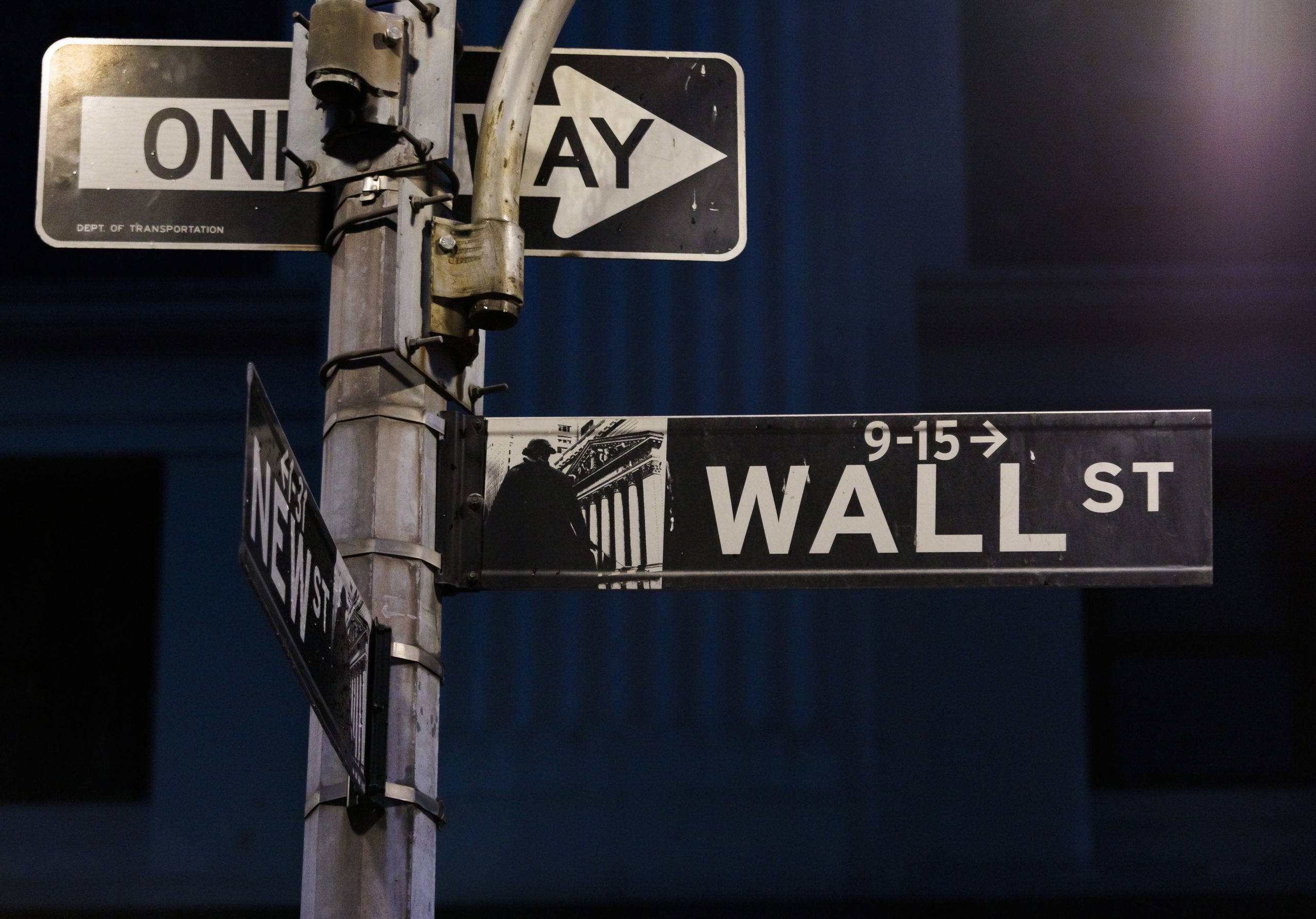 Wall Street fecha sem rumo mas a aliviar perdas após ação do banco central suíço