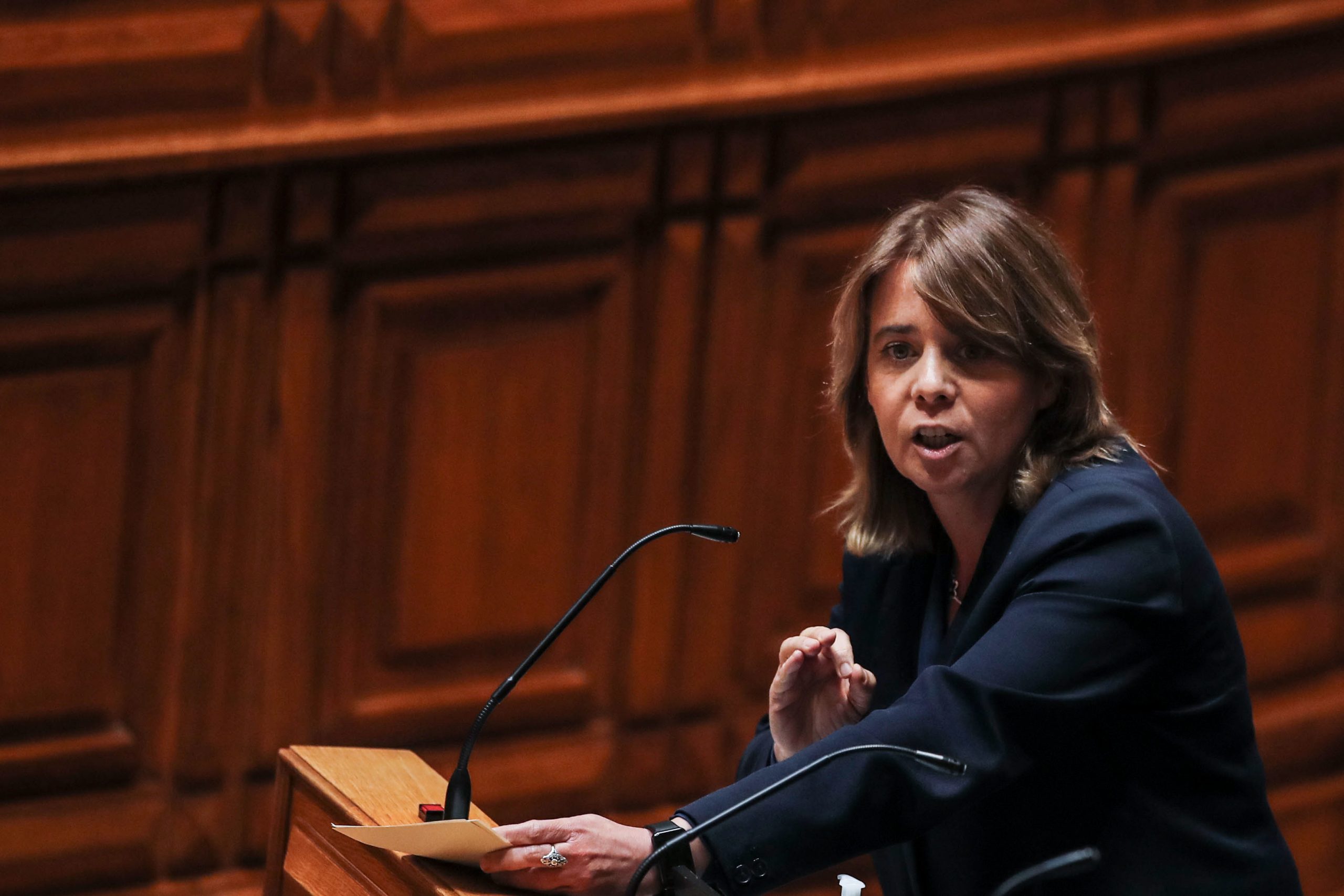 Catarina Martins diz que sem tabelar preços, promessa de Costa em baixar custo dos combustíveis se esfuma