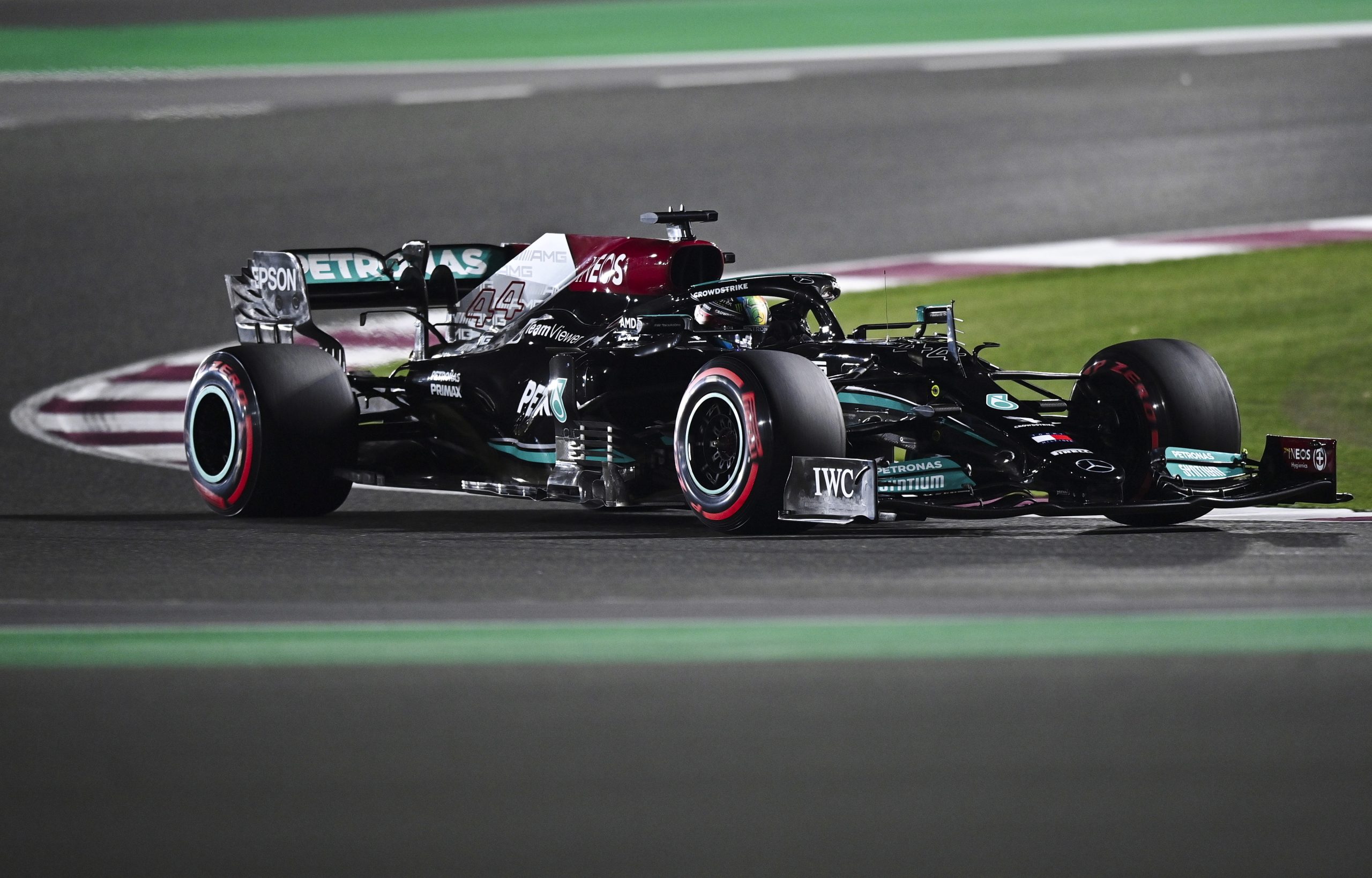 Hamilton vence no Qatar e encurta liderança de Verstappen no Mundial de F1
