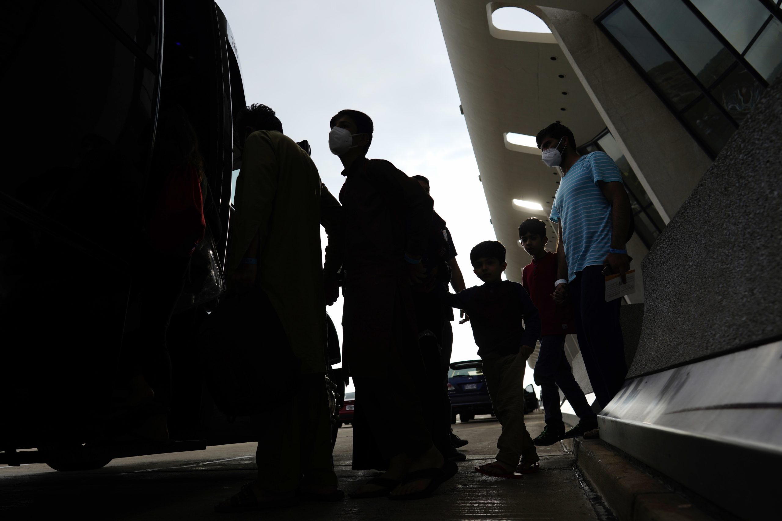 Afeganistão: França e Reino Unido pedem zona segura no aeroporto de Cabul